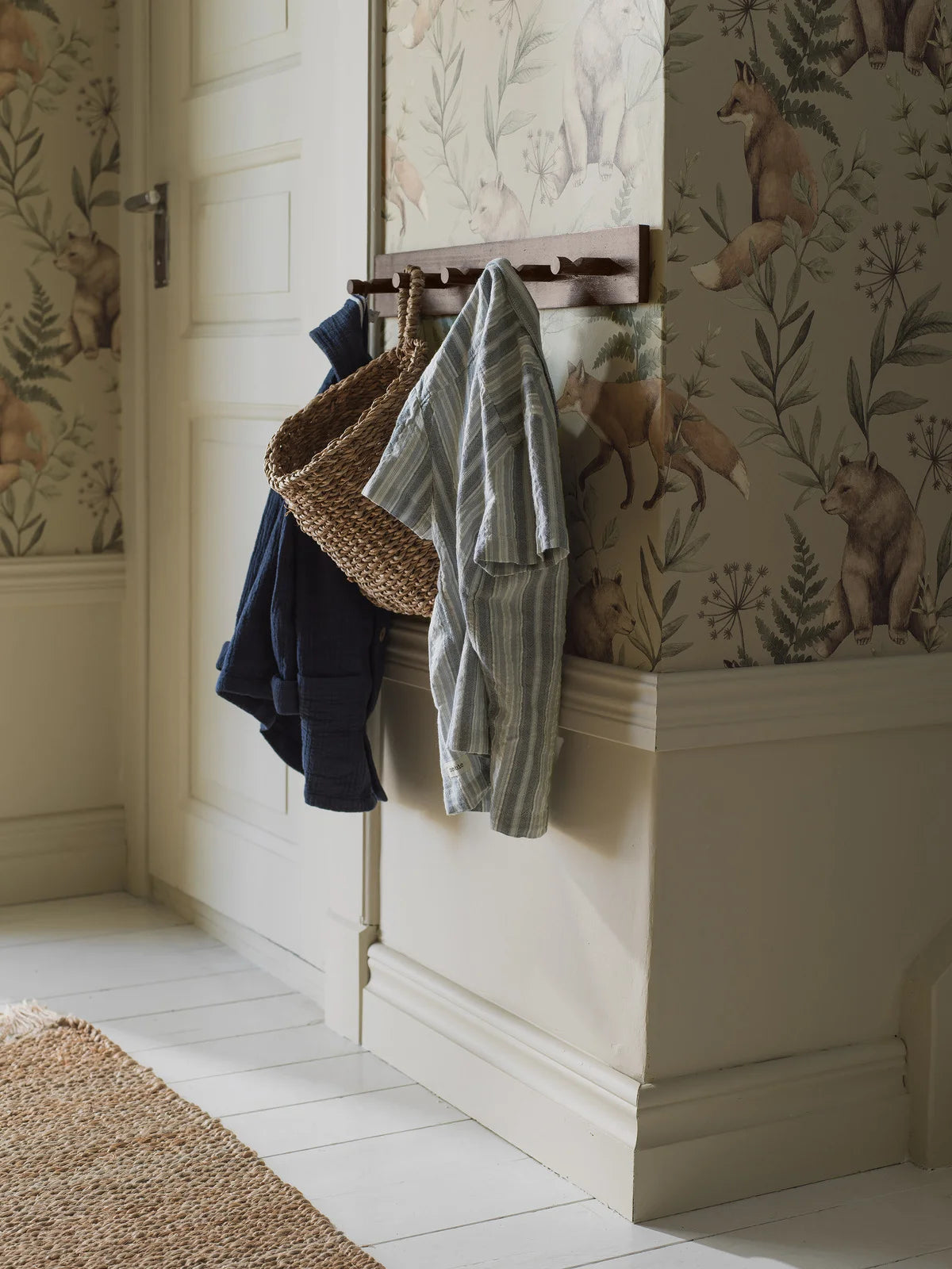 Tapete für Kinder mit pflanzlichem und tierischem Motiv WILD FOREST beige