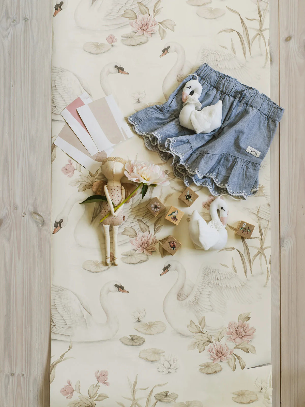 Kinder-Tapete mit Pflanzen- und Tiermotiv LILY SWAN cremefarben