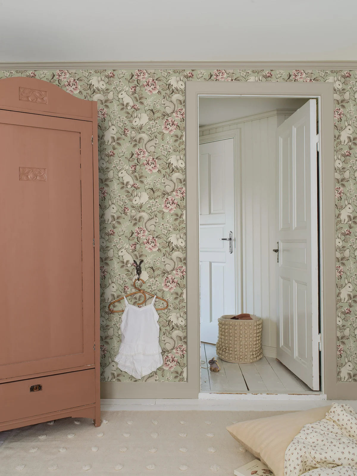 Tapete für Kinder mit pflanzlichem und tierischem Motiv MAGIC FOREST hellgrün