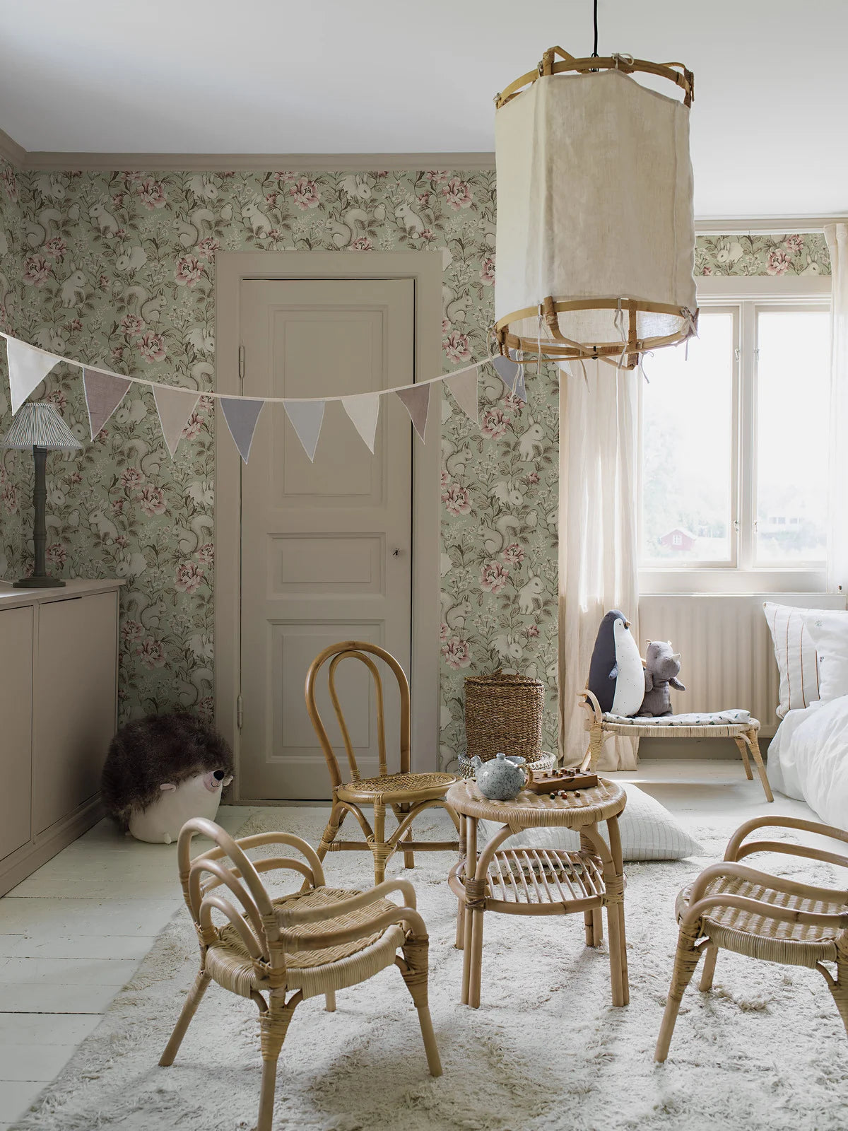 Tapete für Kinder mit pflanzlichem und tierischem Motiv MAGIC FOREST hellgrün