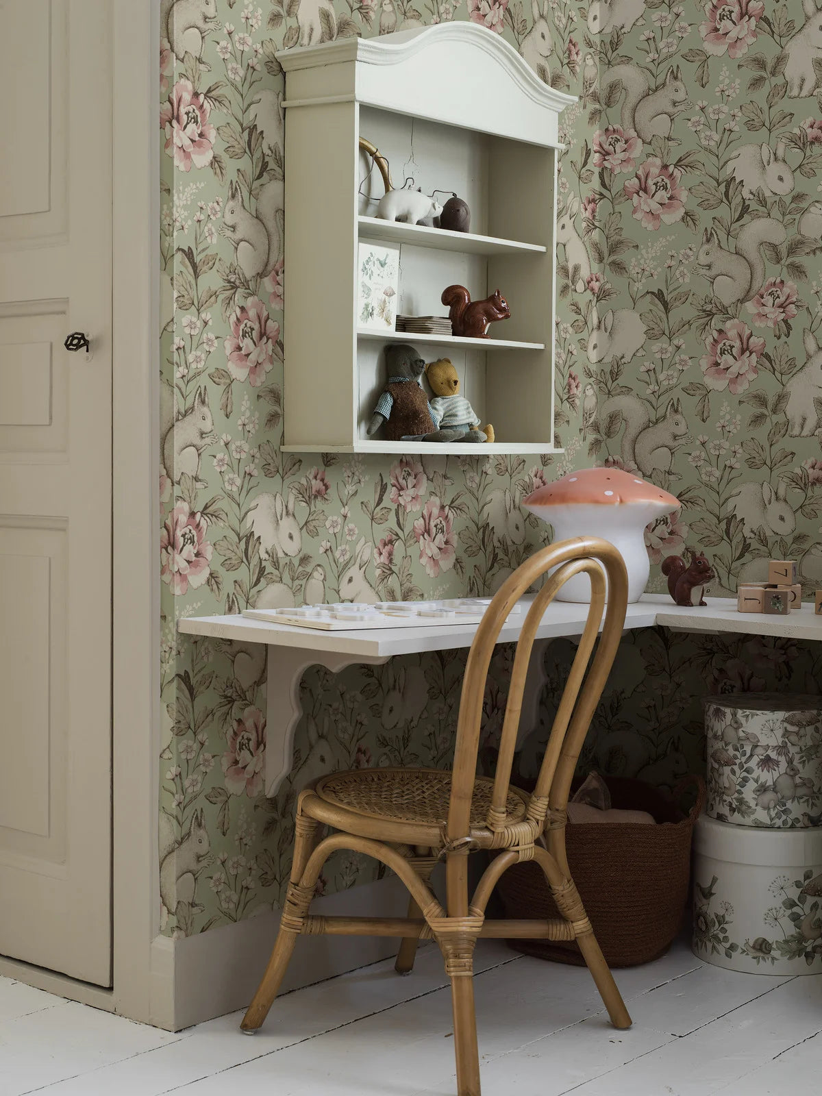 Tapeta dziecięca z motywem roślinnym i zwierzęcym MAGIC FOREST jasny zielony