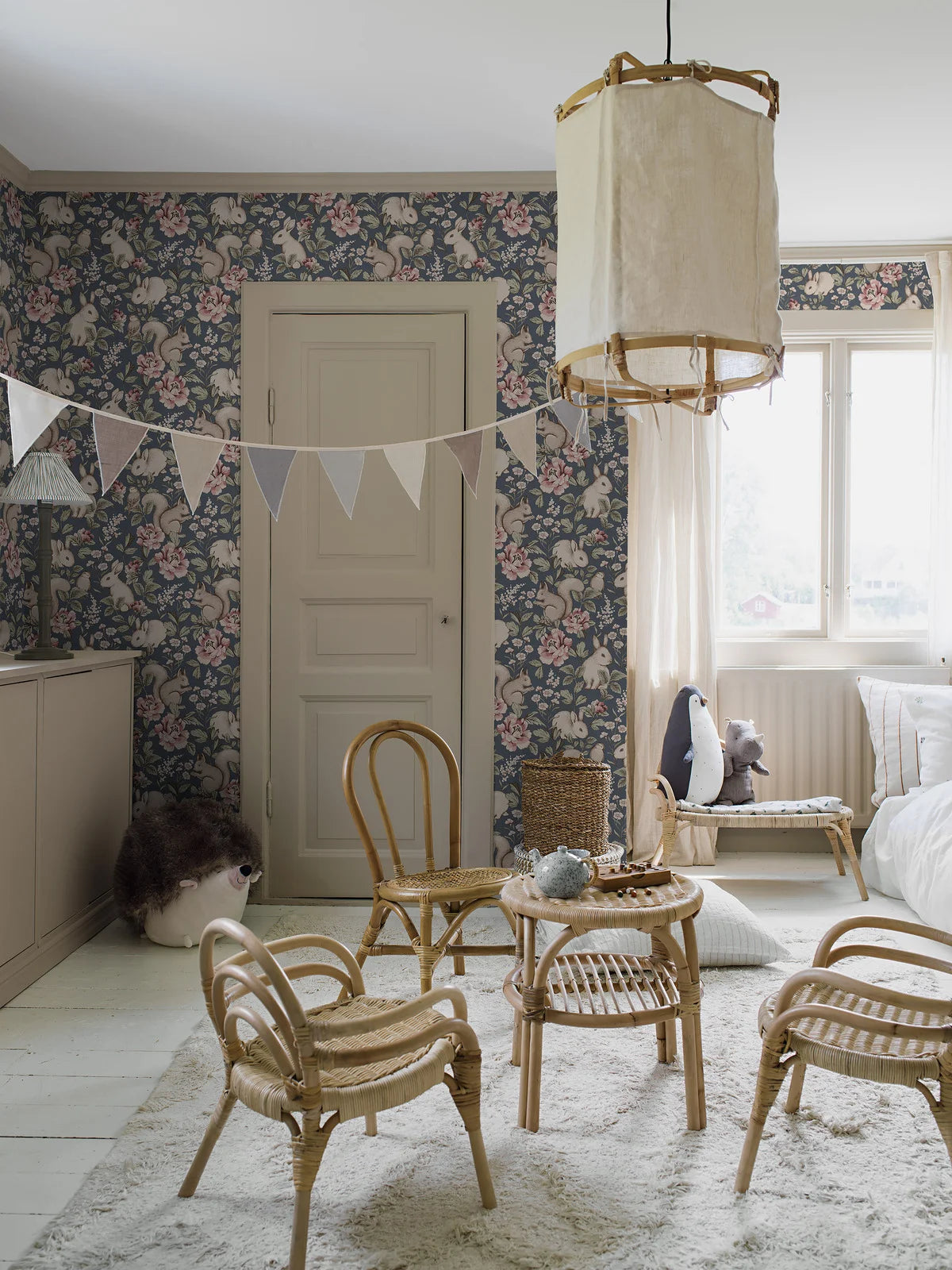 Tapeta dziecięca z motywem roślinnym i zwierzęcym MAGIC FOREST granatowy