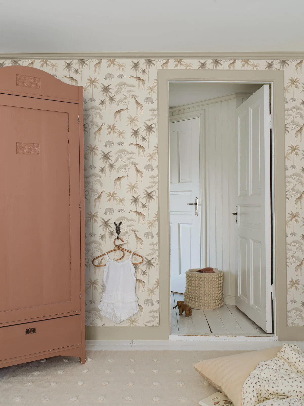 Tapeta dziecięca z motywem roślinnym i zwierzęcym SAVANNAH beżowy