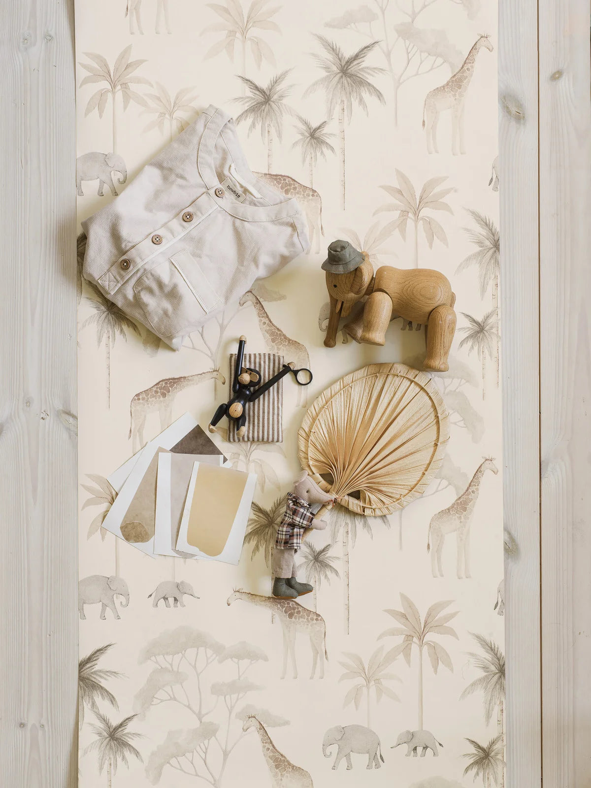 Tapete für Kinder mit pflanzlichem und tierischem Motiv SAVANNAH beige