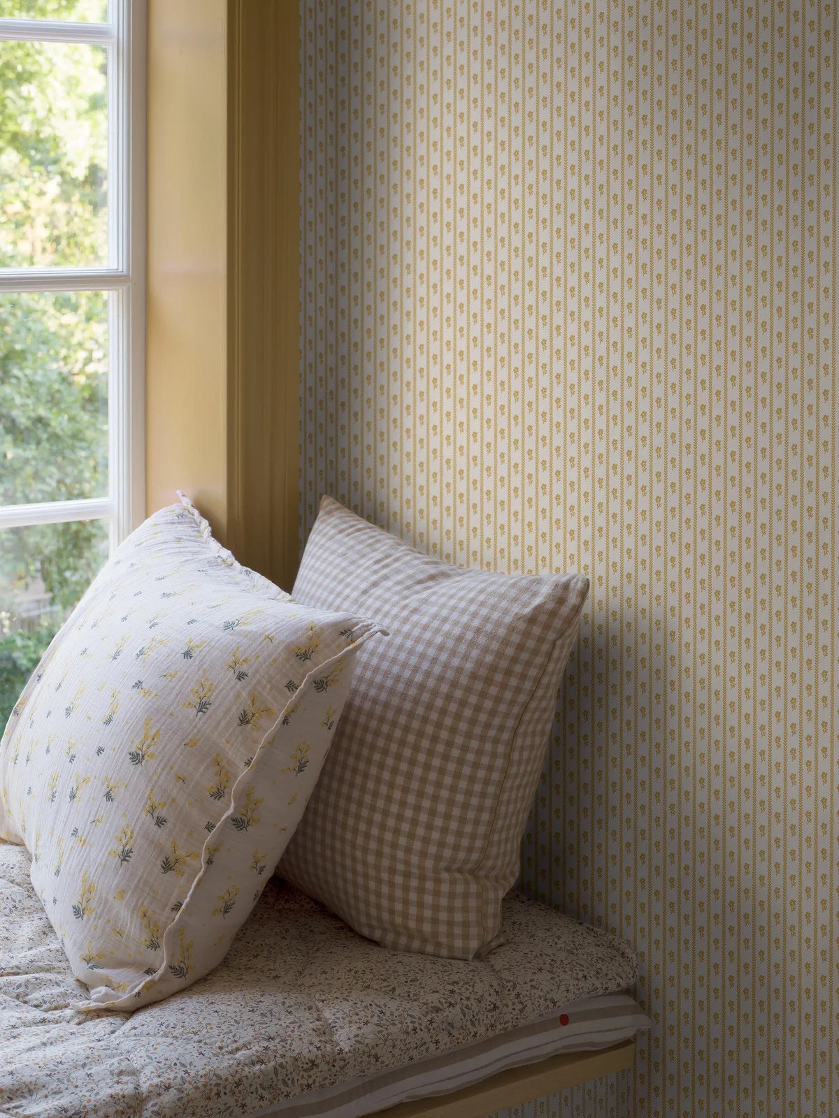 Tapete mit Pflanzenmotiv LILLA LYCKAN in Weiß mit Gelb