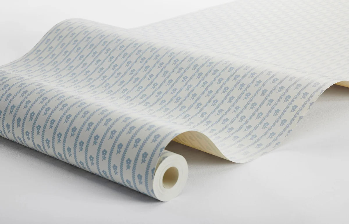 Tapete mit Pflanzenmotiv LILLA LYCKAN weiß mit blau