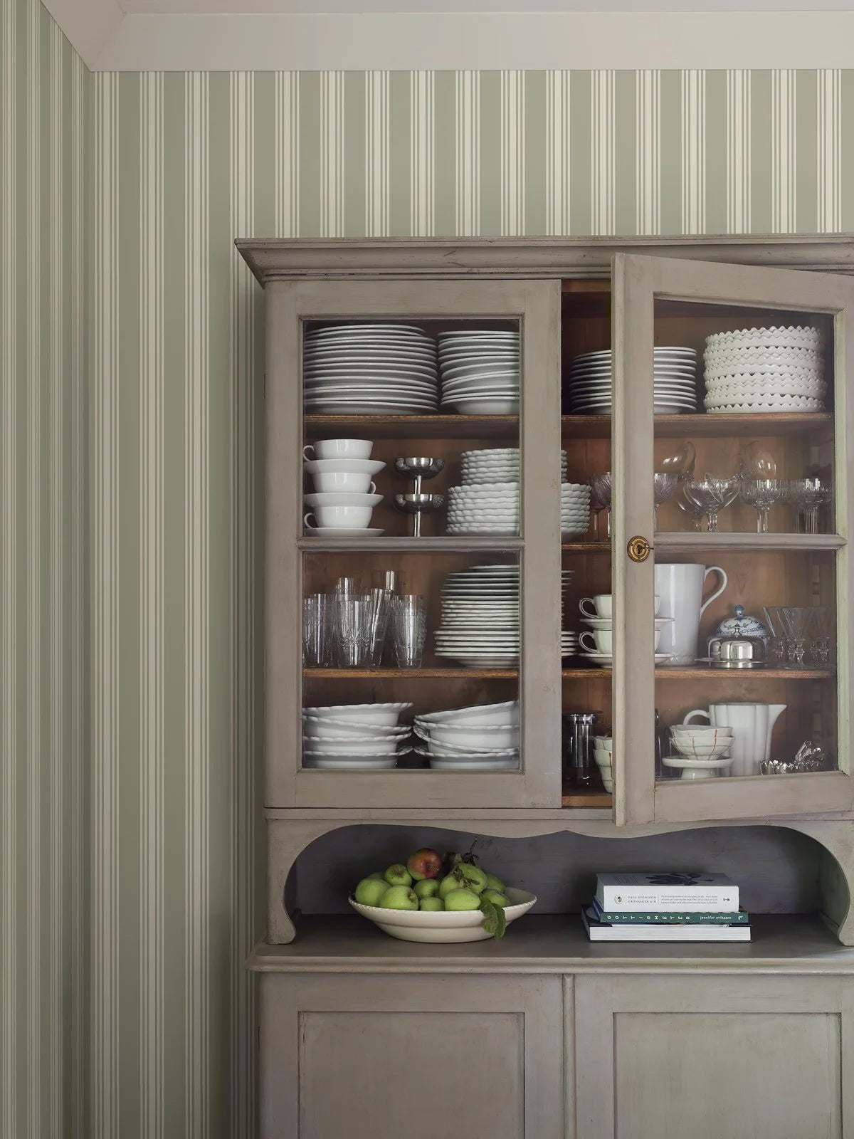 Tapeta w paski GUNNEBO zielony z białym