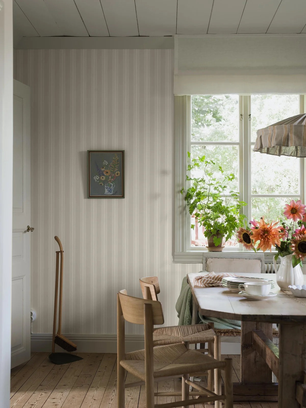 Tapete mit Streifen GUNNEBO hellrosa mit Weiß