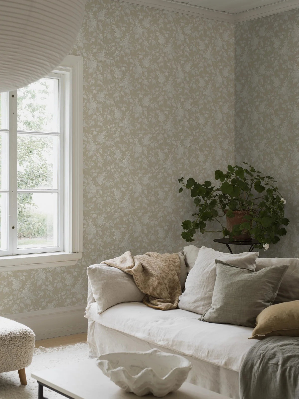 Tapete mit pflanzlichem Blumenmotiv SYREN beige mit Weiß