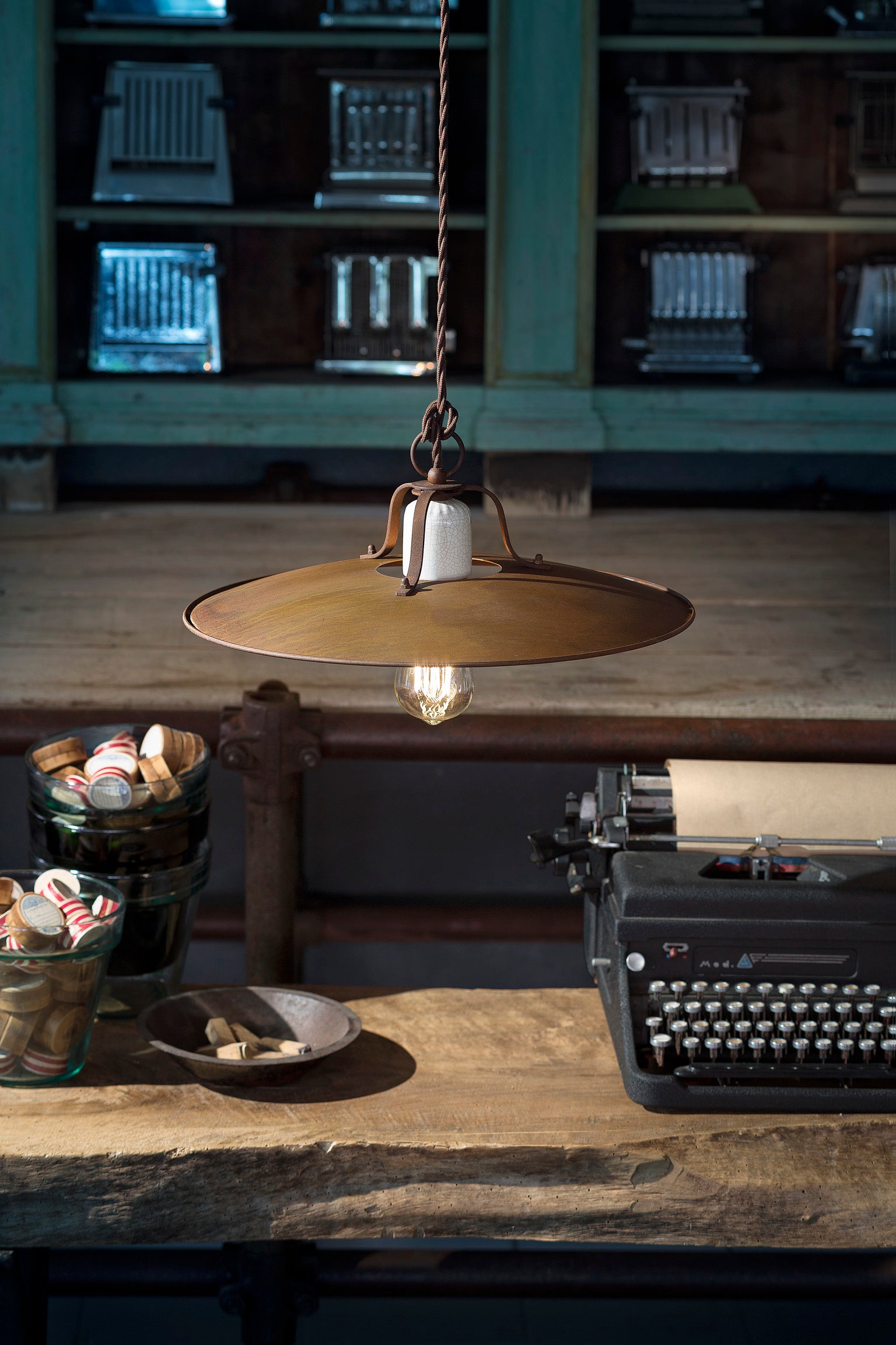 Lampa wisząca ceramiczno-żelazna GRUNGE rdzawy z kremowym efektem Craquelé