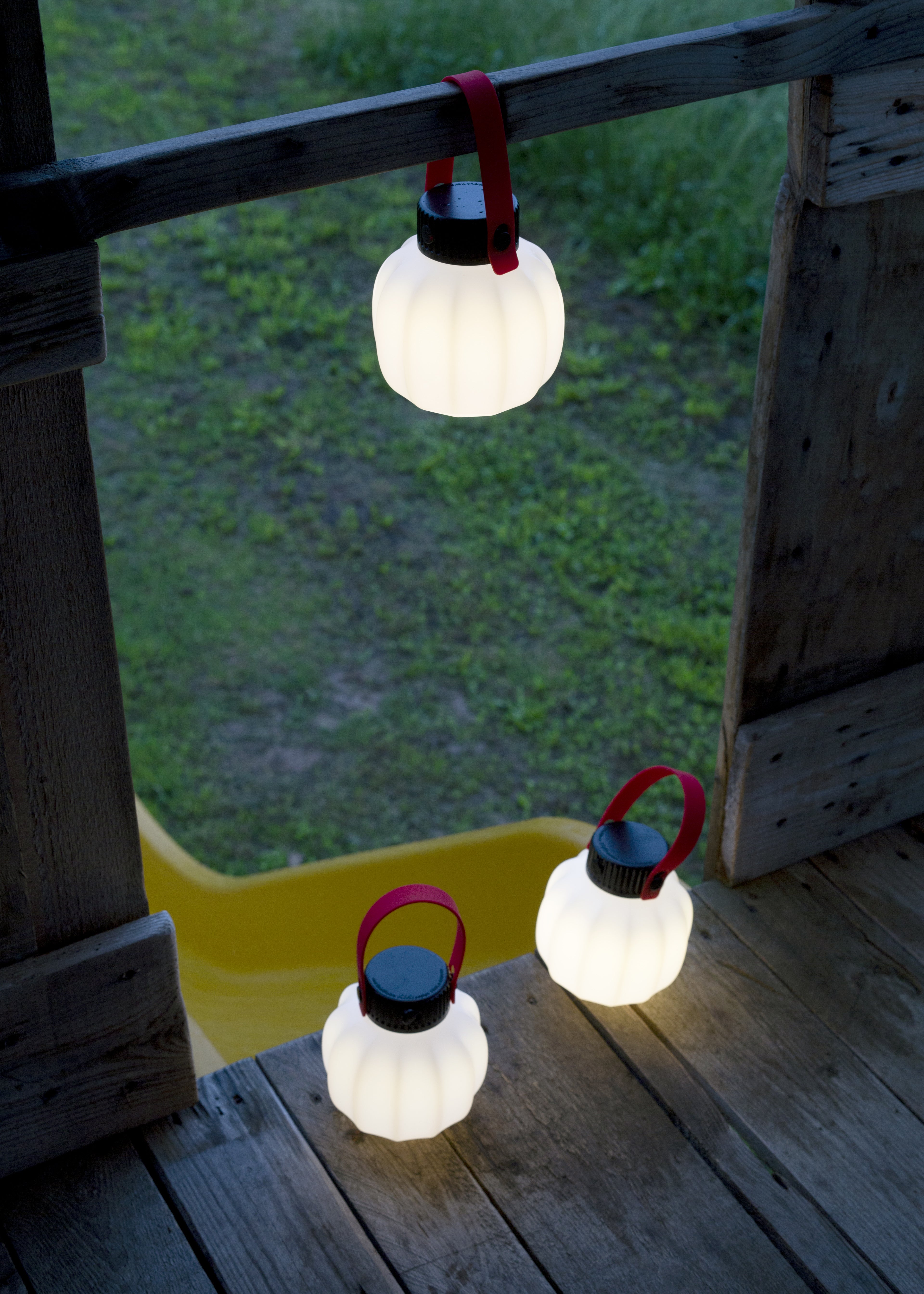 Lampa przenośna zewnętrzna KIKI biały z silikonowym uchwytem