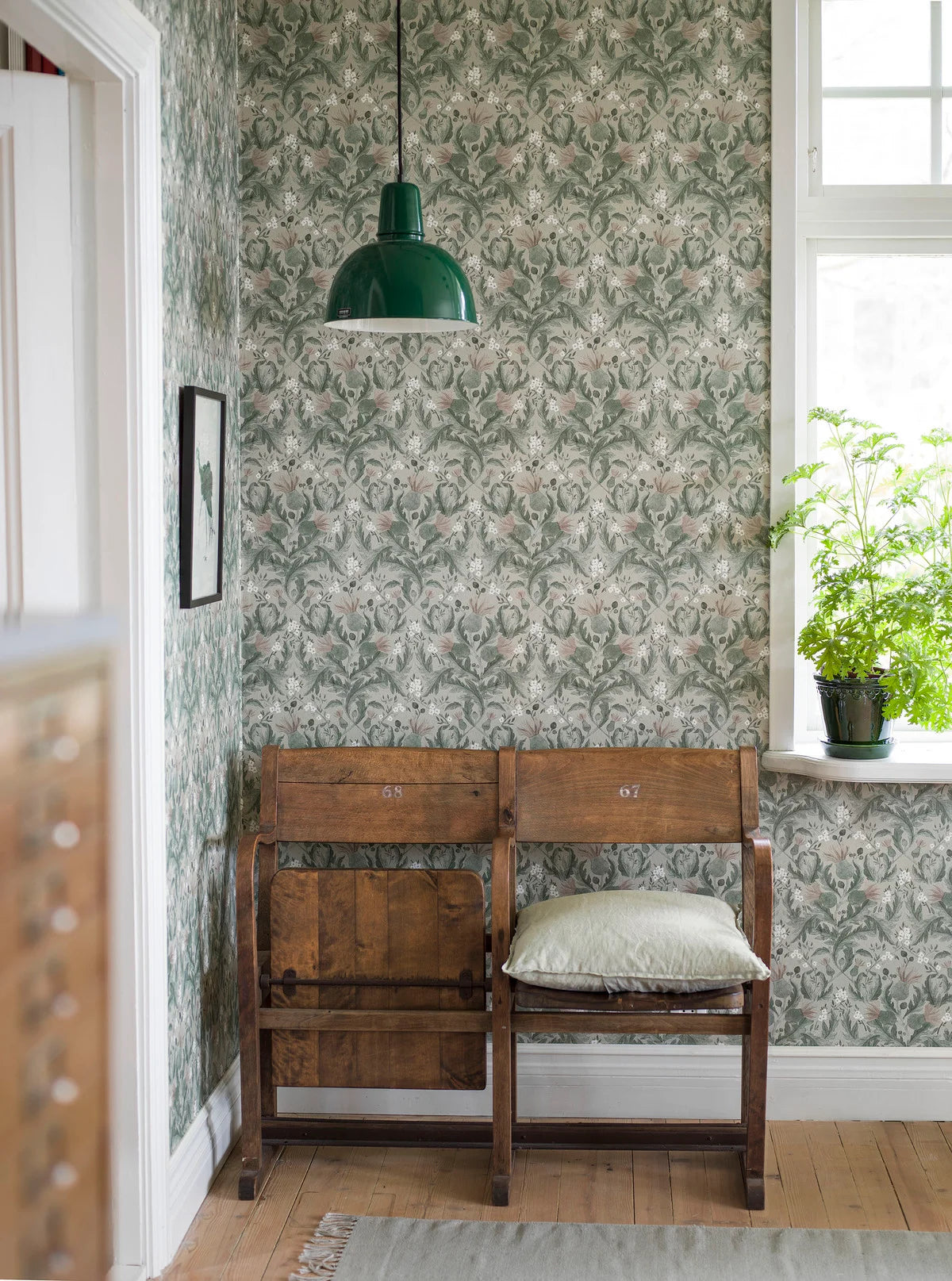 Tapete mit pflanzlichem Blattmuster THISTLE, gedämpftes Grün mit Rosa und Beige