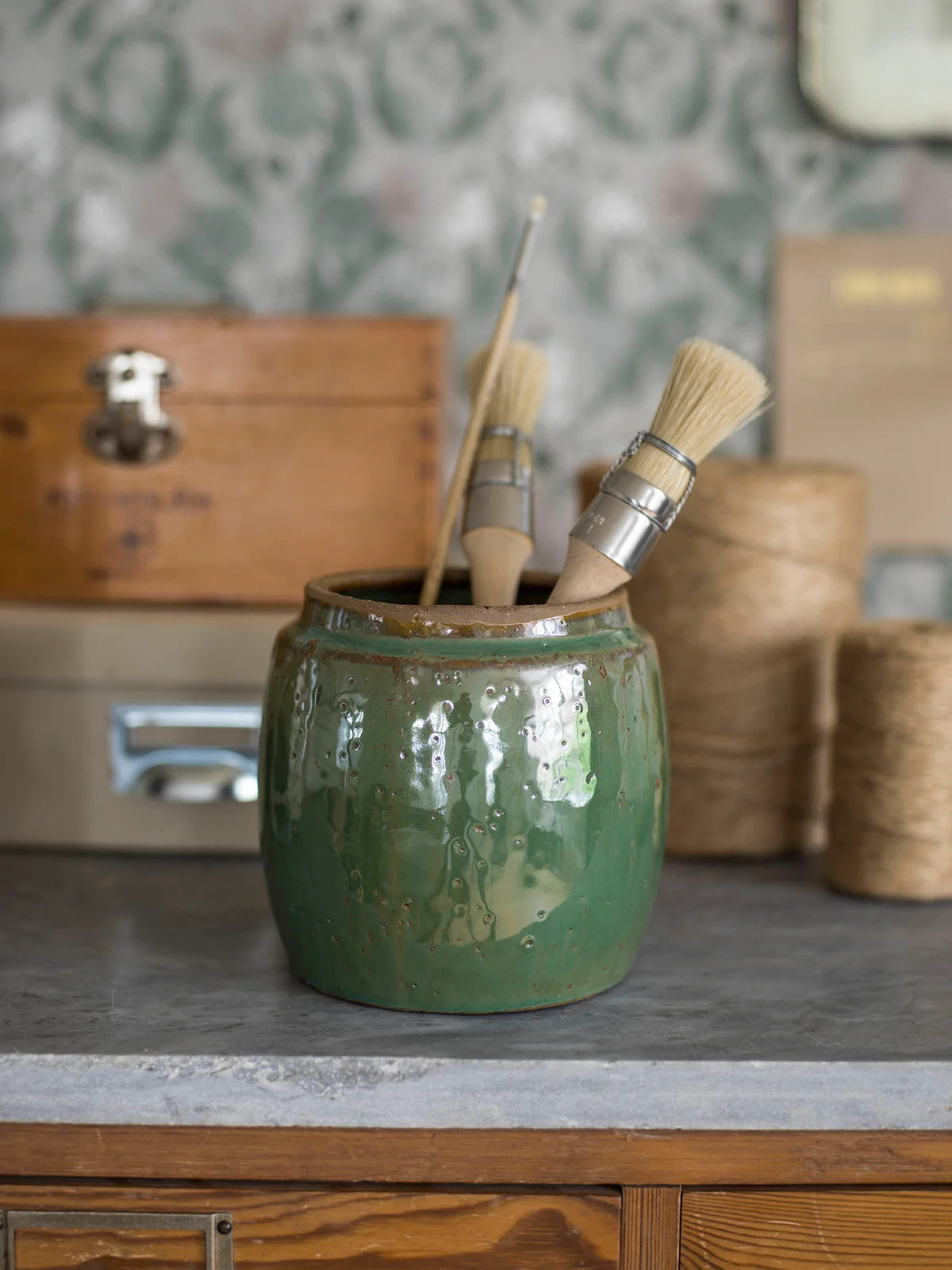 Tapete mit pflanzlichem Blattmuster THISTLE, gedämpftes Grün mit Rosa und Beige