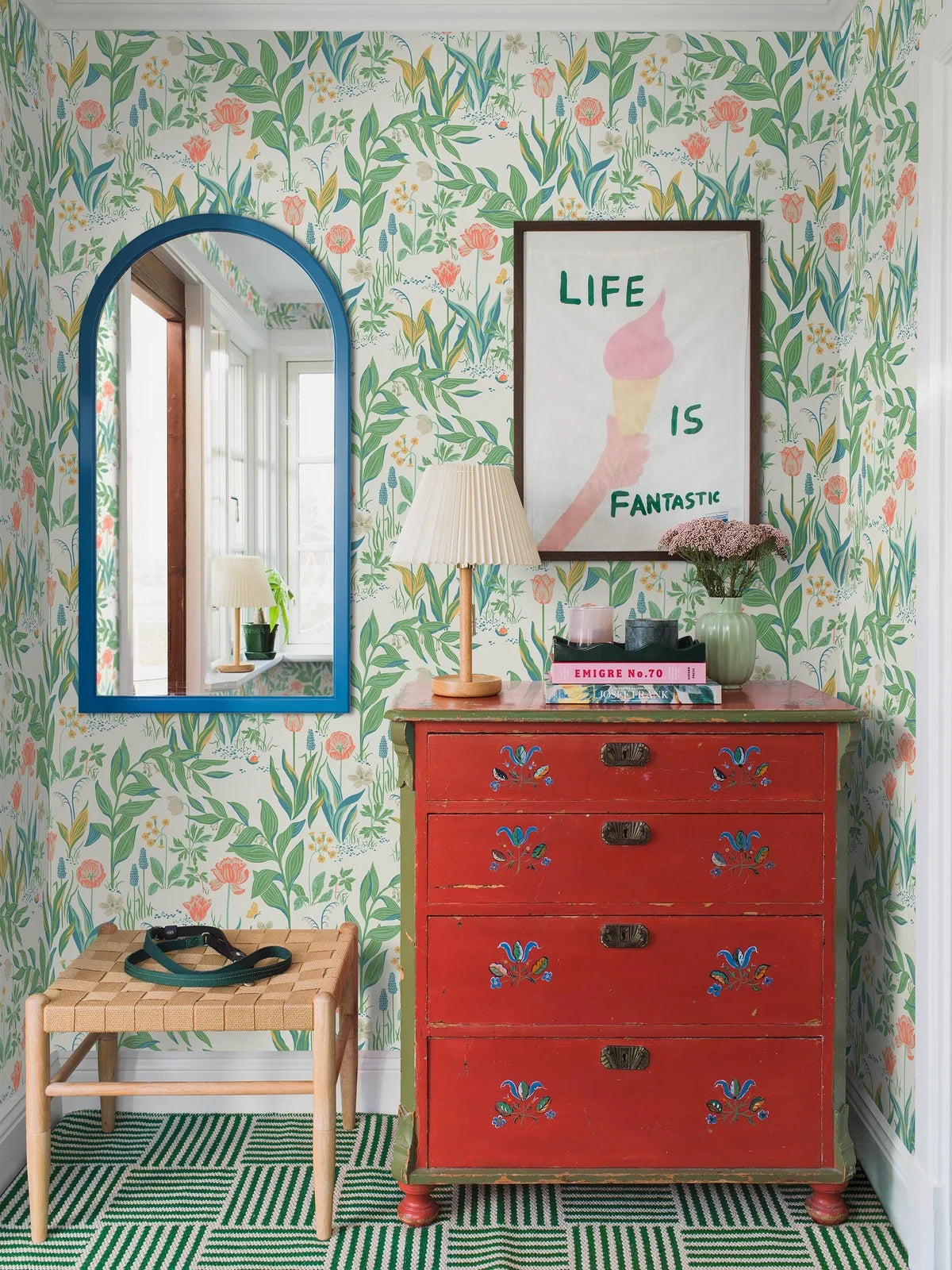 Spring Garden Floral Pattern Wallpaper in White and Green