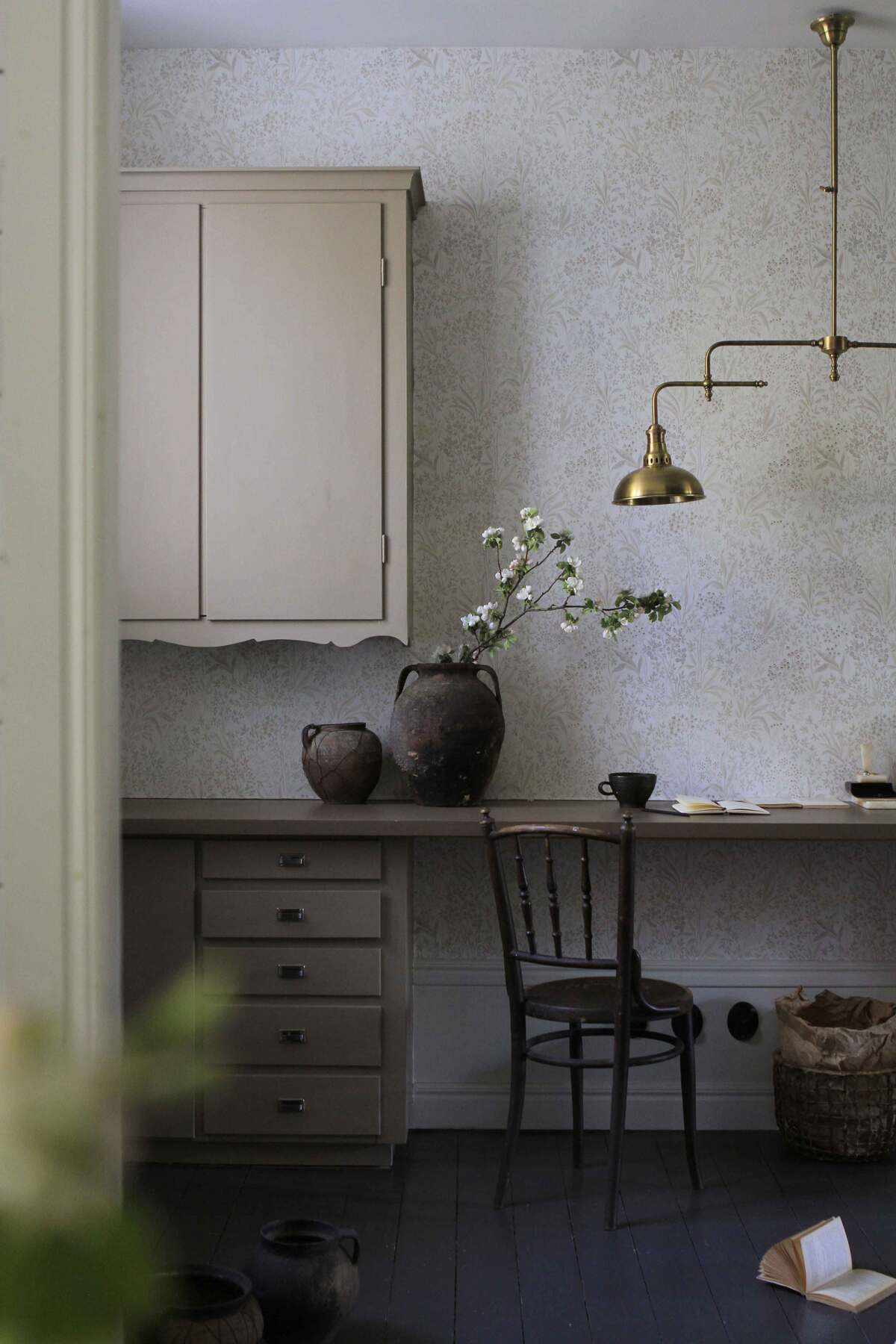 Tapeta flizelinowa papierowa z roślinnym wzorem NOCTURNE złamany biały z beżowym