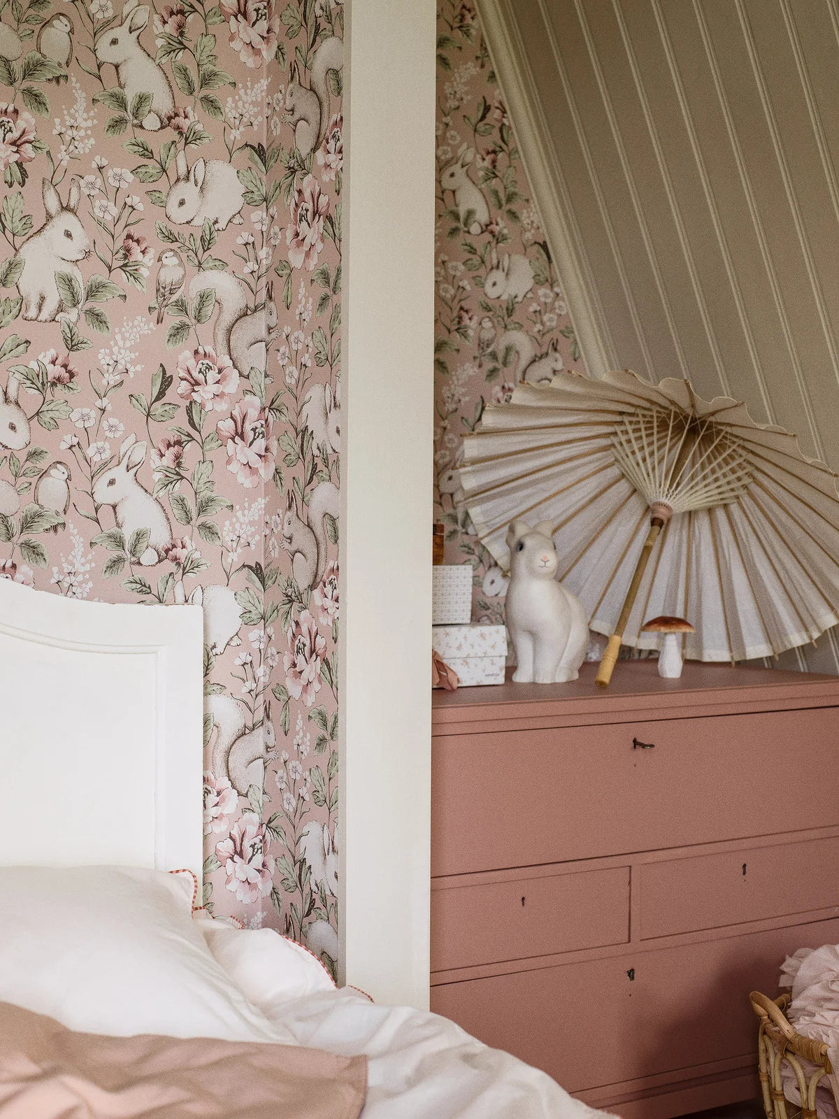 Tapete für Kinder mit pflanzlichem und tierischem Motiv MAGIC FOREST puderrosa