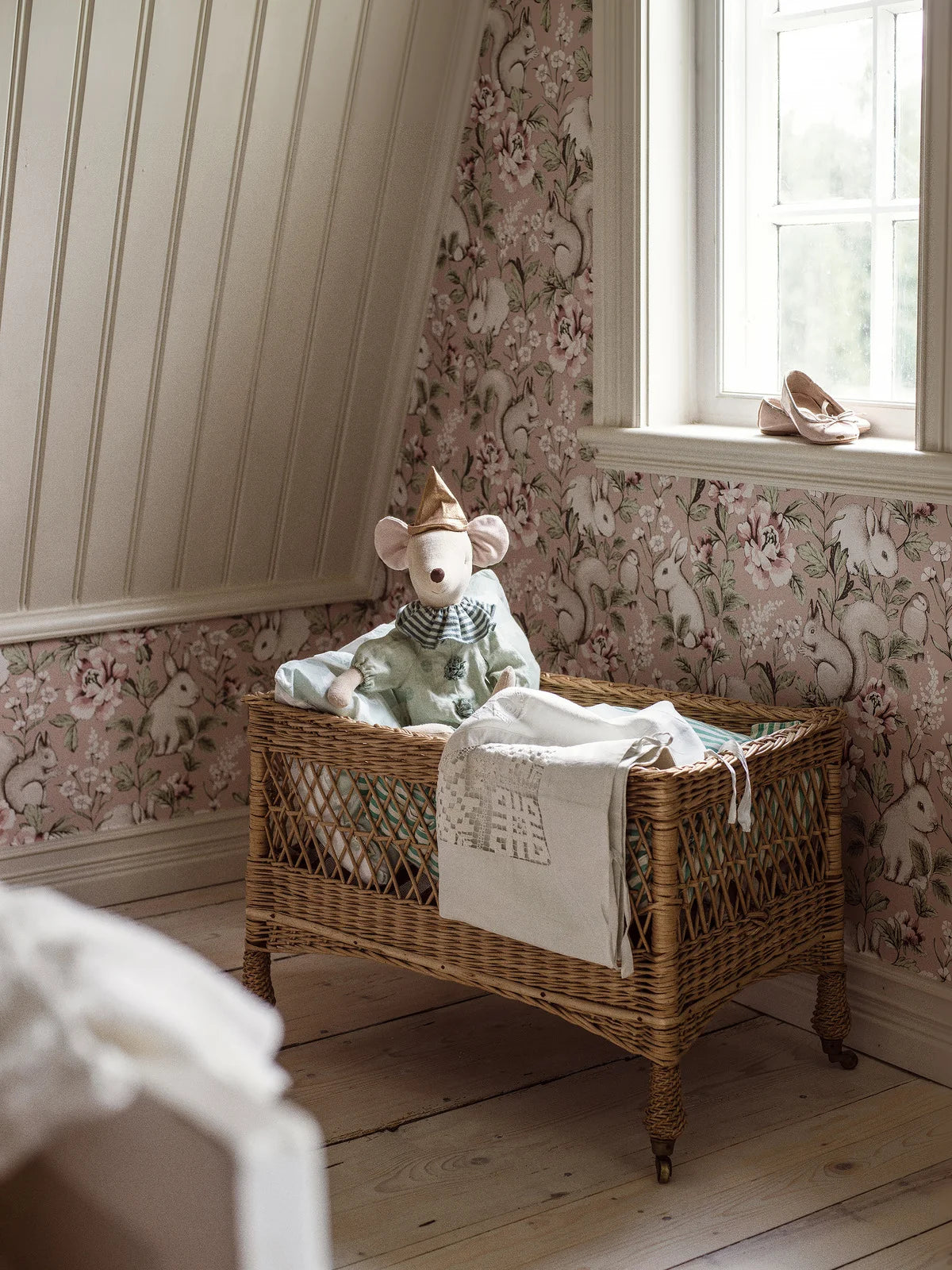 Tapete für Kinder mit pflanzlichem und tierischem Motiv MAGIC FOREST puderrosa