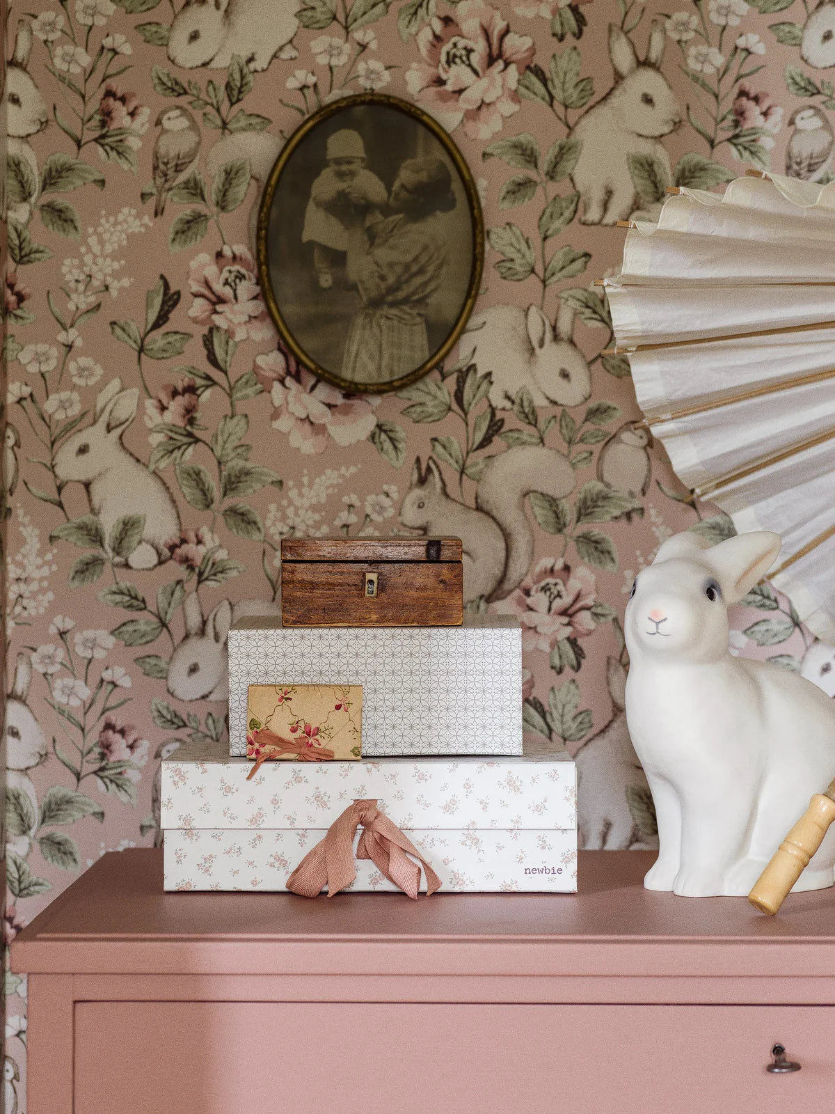 Tapeta dziecięca z motywem roślinnym i zwierzęcym MAGIC FOREST pudrowy róż