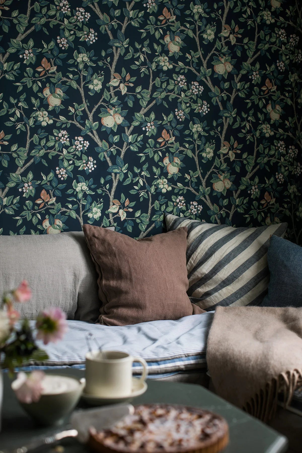 Tapeta z roślinnym wzorem drzewa owocowego INGRID MARIE ciemny niebieski z zielonym