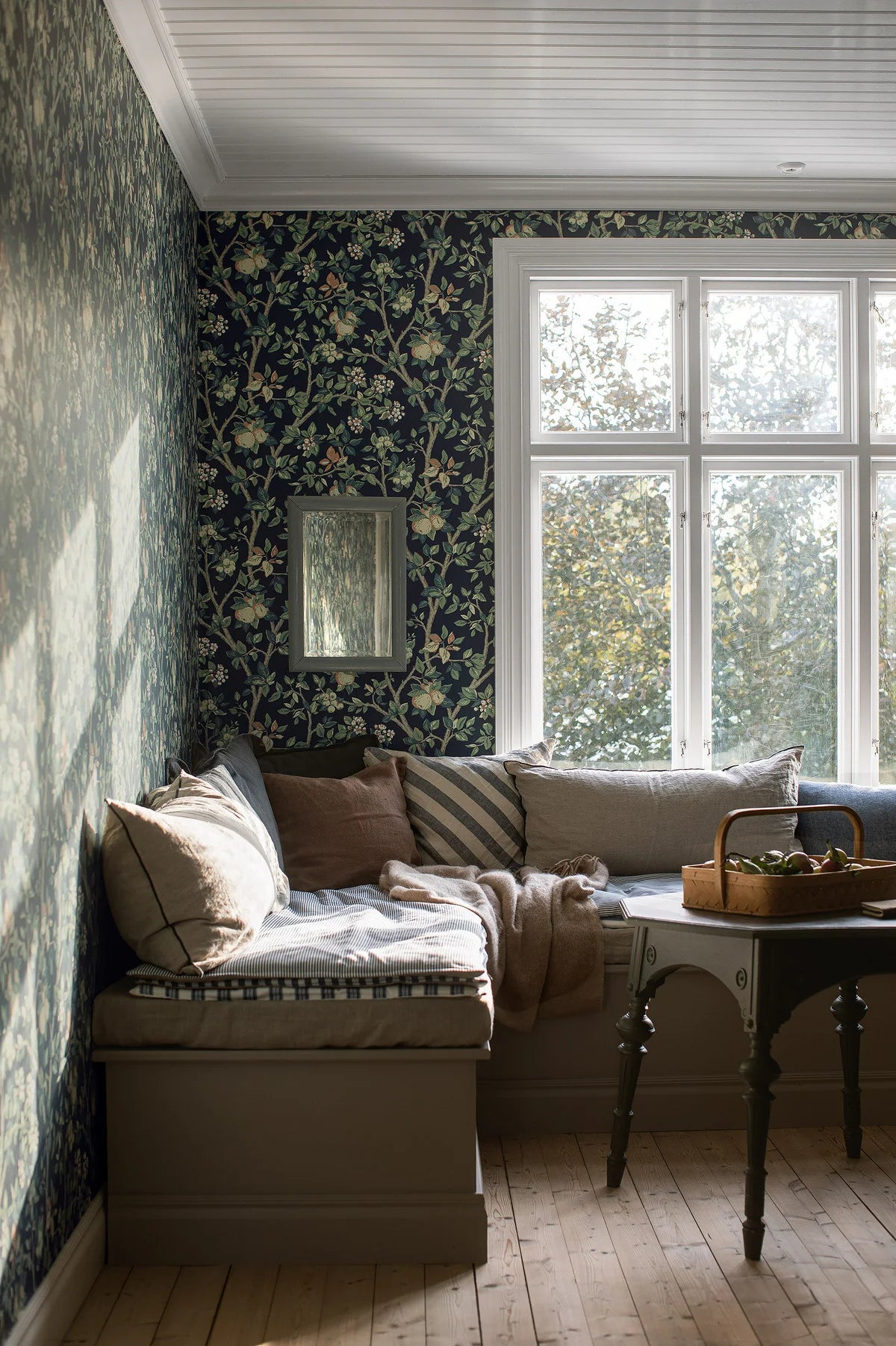 Tapeta z roślinnym wzorem drzewa owocowego INGRID MARIE ciemny niebieski z zielonym