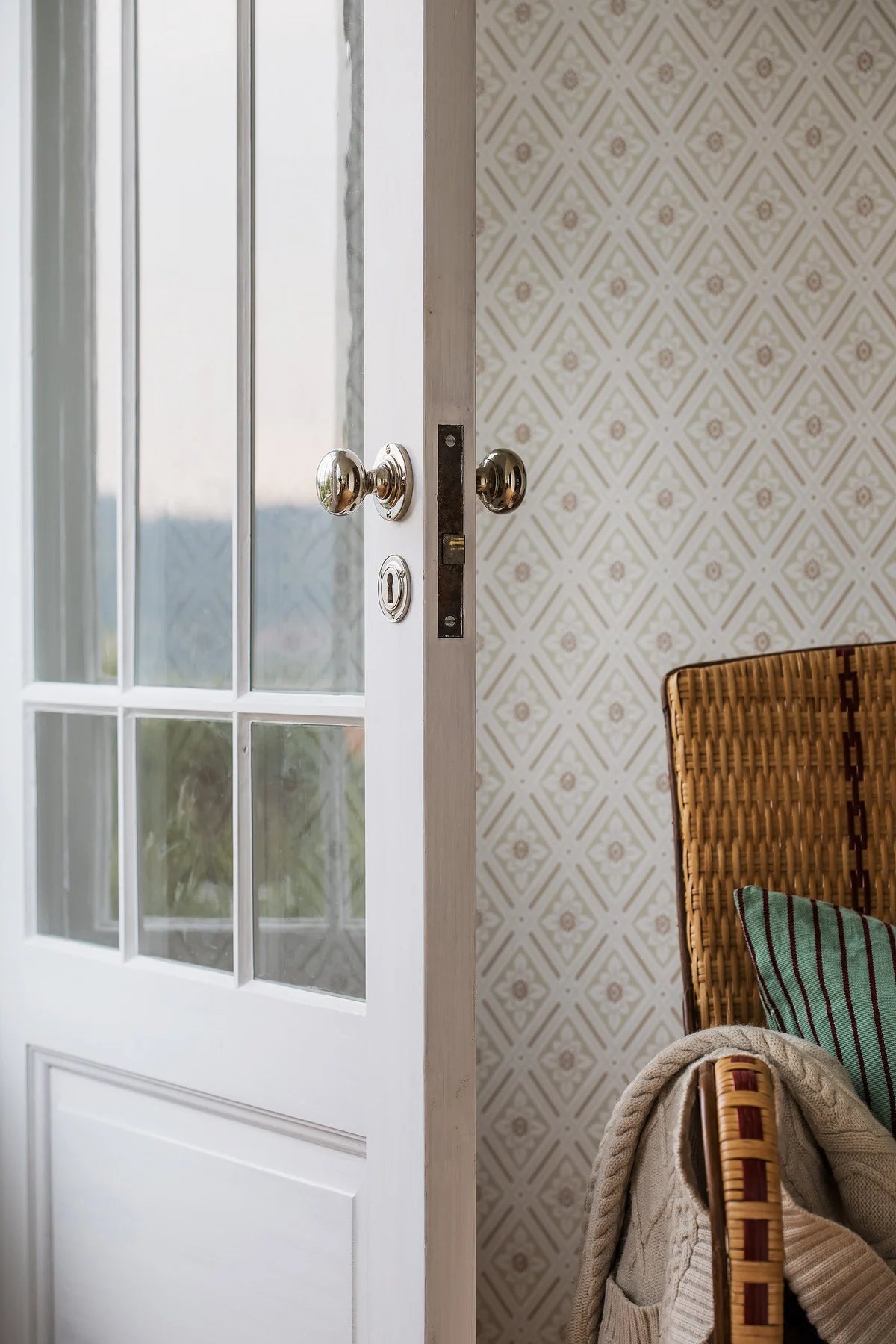 Tapeta flizelinowa papierowa z geometrycznym wzorem ESTER beżowy ze złotym