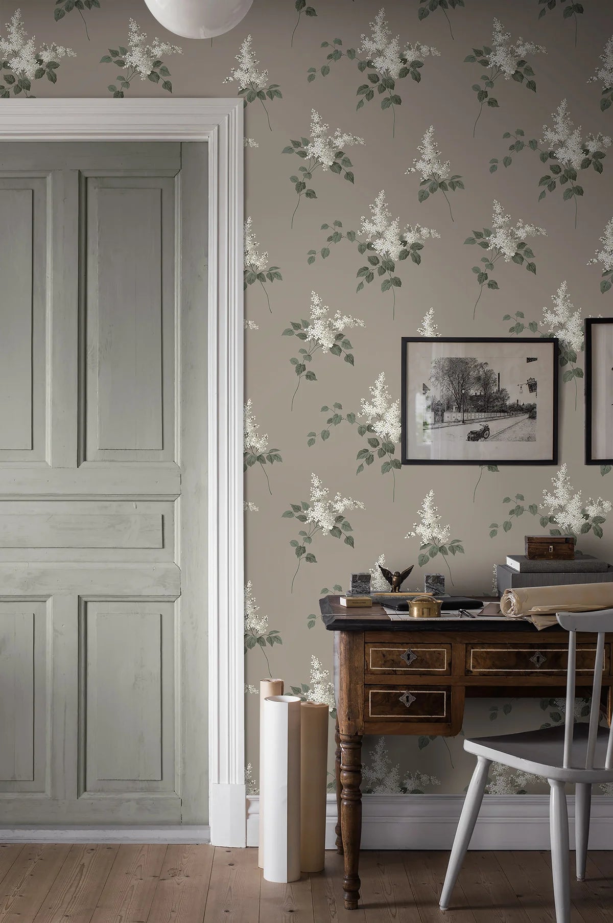 Tapeta z roślinnym wzorem kwiatów LILACS brązowy z białym