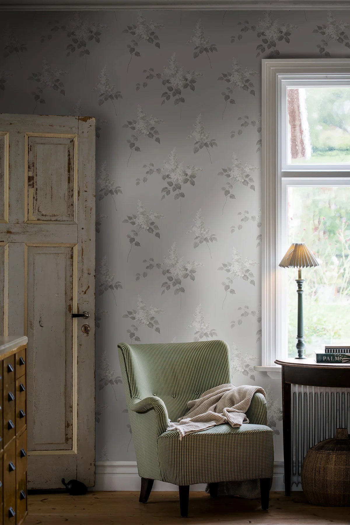 Tapeta z roślinnym wzorem kwiatów LILACS szary z białym