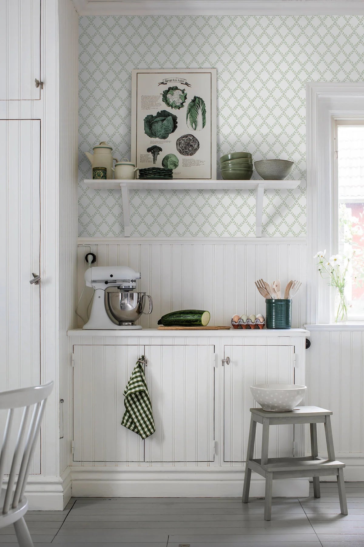 Wallpaper with geometric plant pattern of TRELLIS LEAVES in white and green
