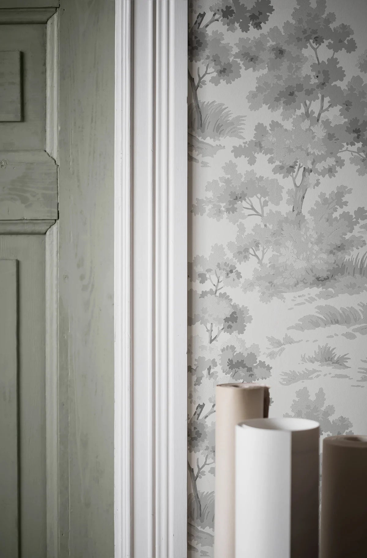 Non-woven paper wallpaper with a botanical pattern COUNTRYSIDE MORNING white with gray