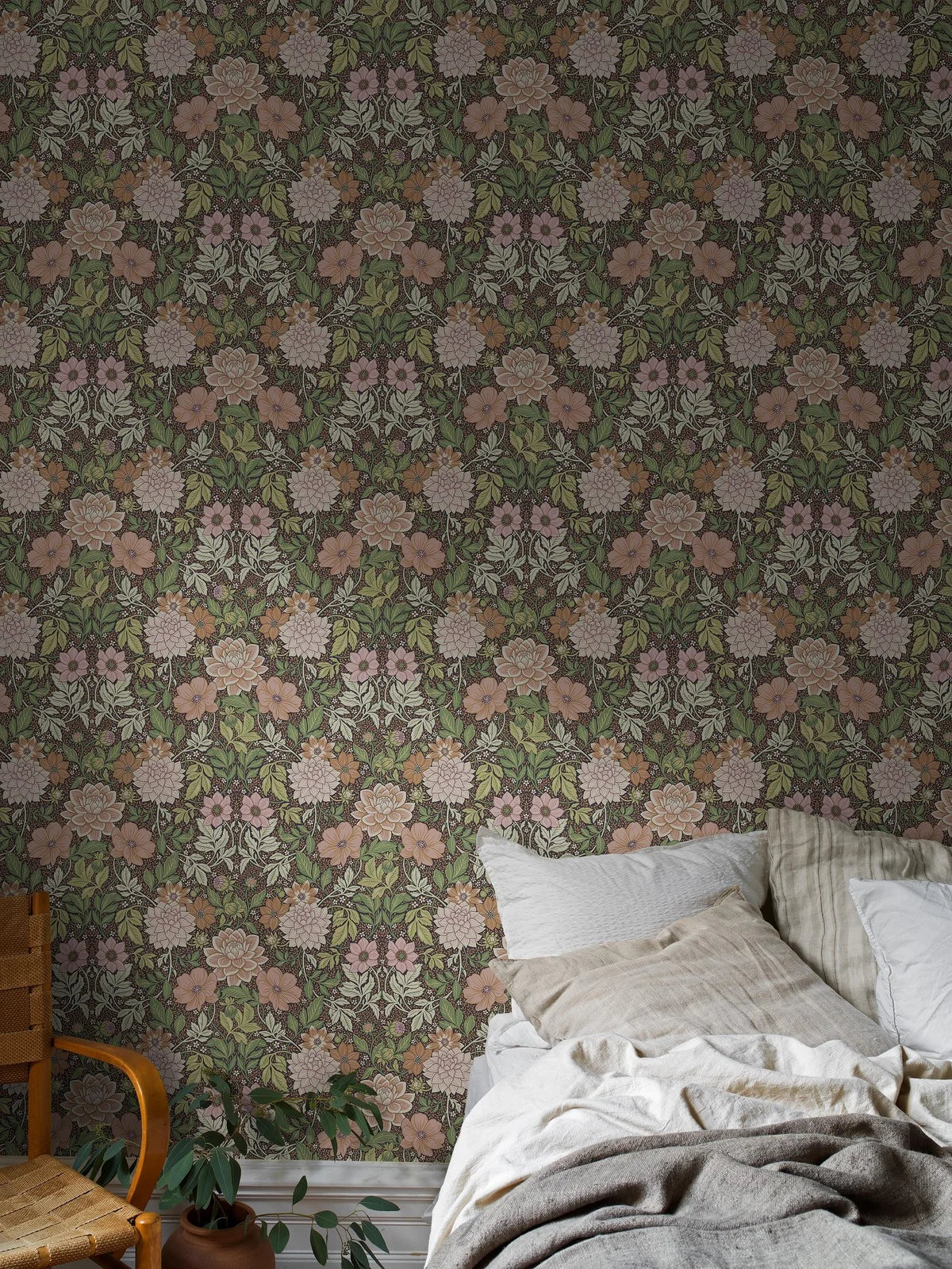 Tapeta flizelinowa papierowa z roślinnym wzorem DAHLIA GARDEN jasny zielony z różowym