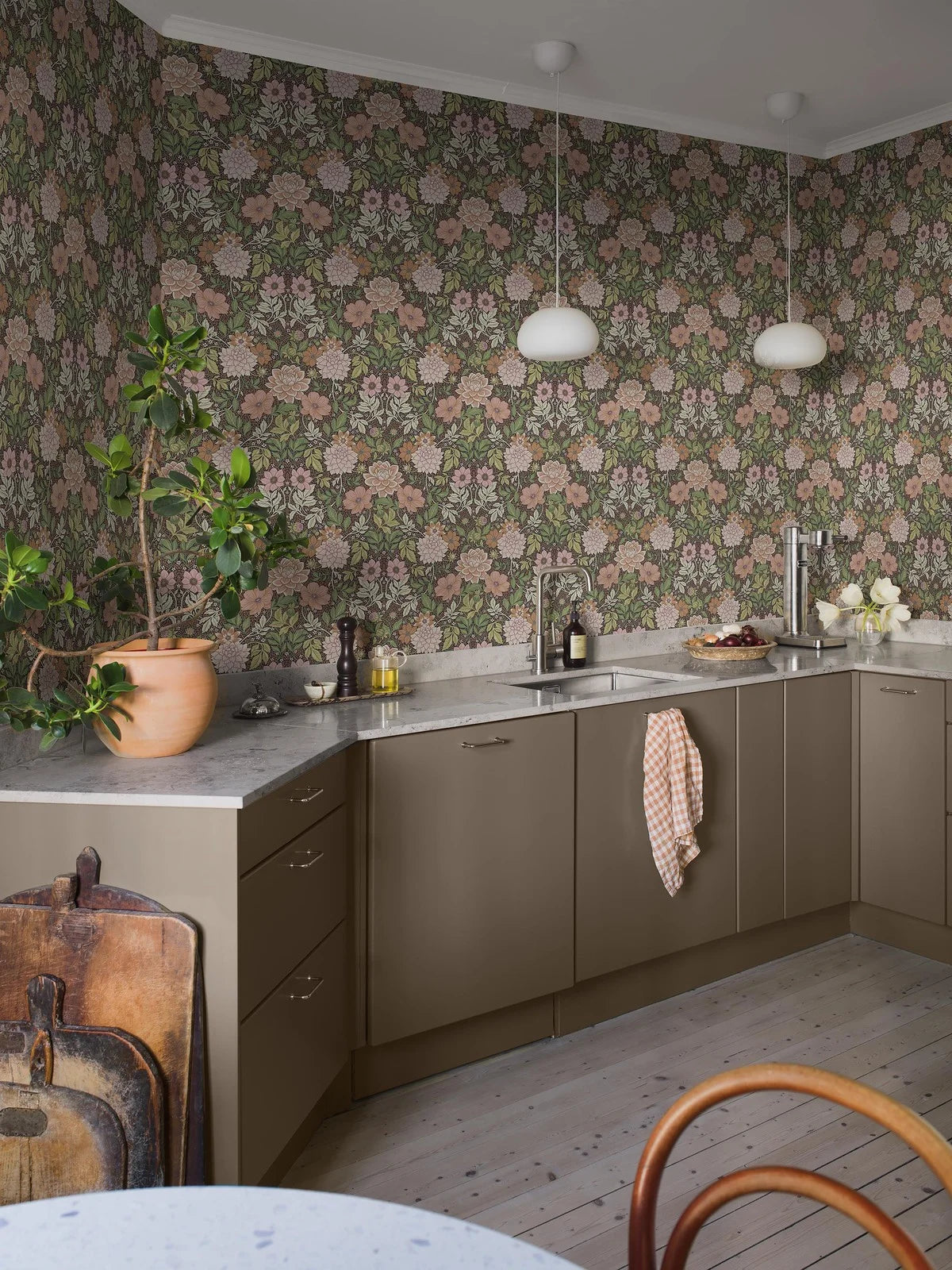 Non-woven paper wallpaper with a floral pattern DAHLIA GARDEN light green with pink