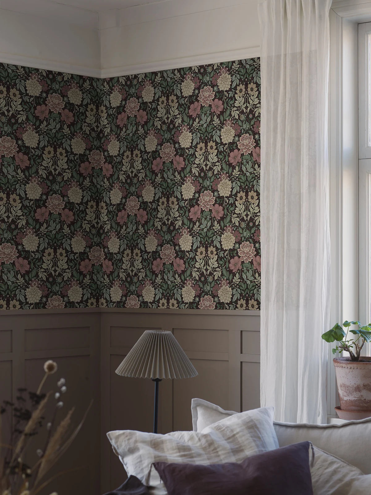 Non-woven paper wallpaper with a floral pattern DAHLIA GARDEN in dusty pink with green