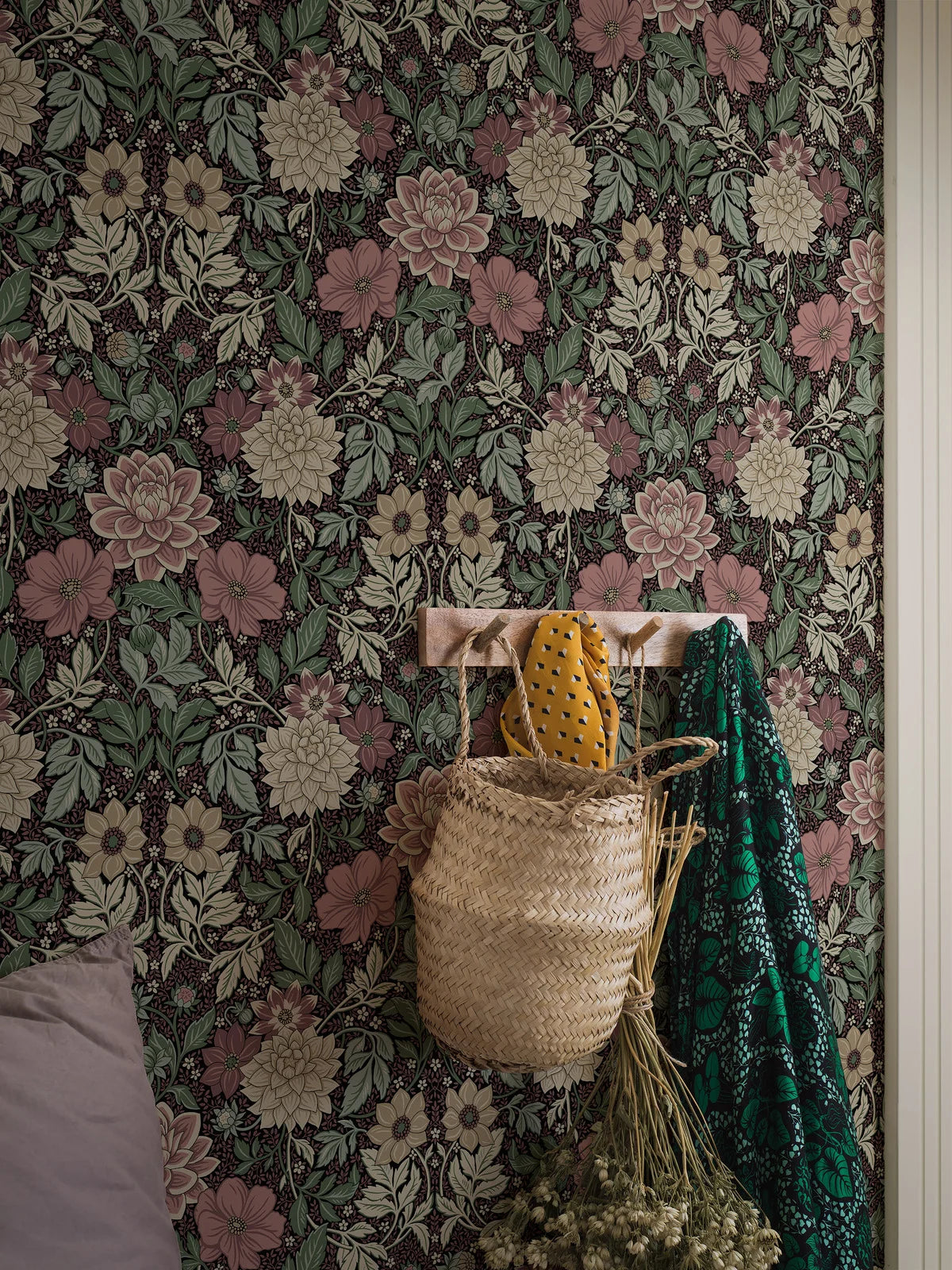 Tapeta flizelinowa papierowa z roślinnym wzorem DAHLIA GARDEN brudny różowy z zielonym
