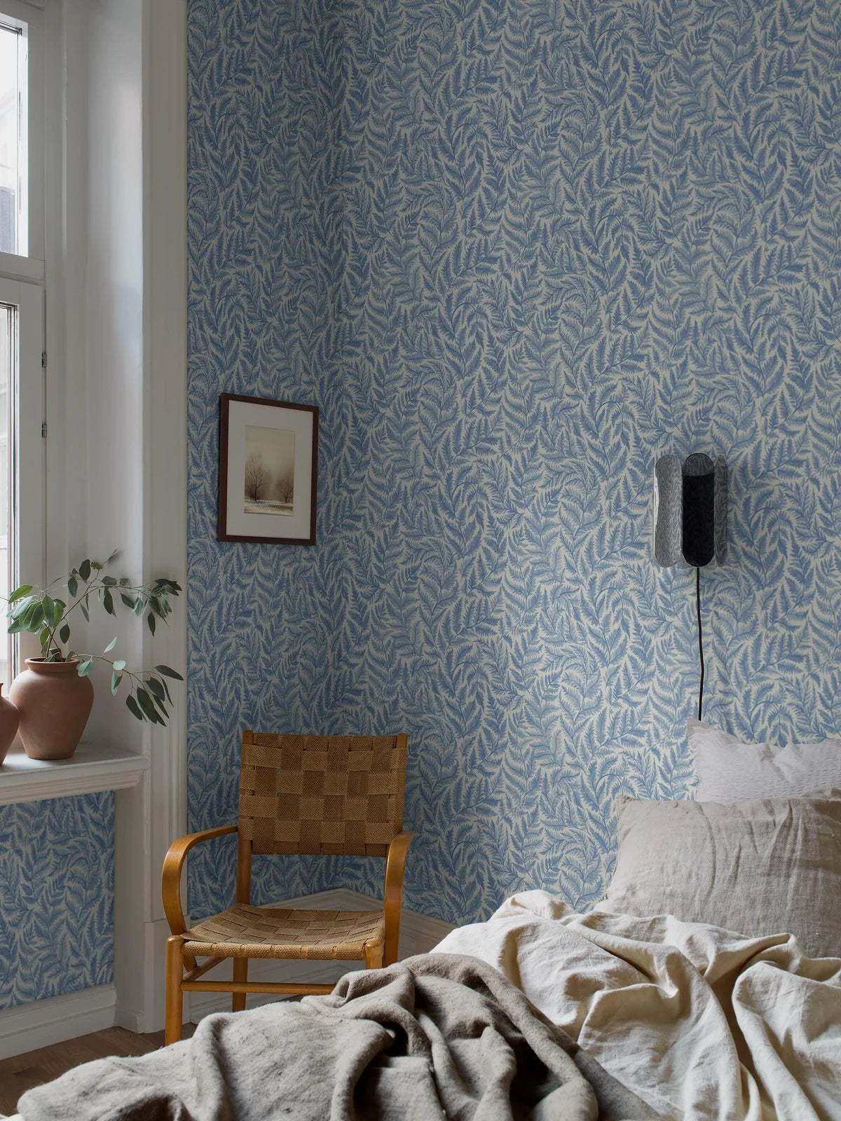 Vlies-Tapete mit Pflanzenmuster FERNS hellblau mit Weiß