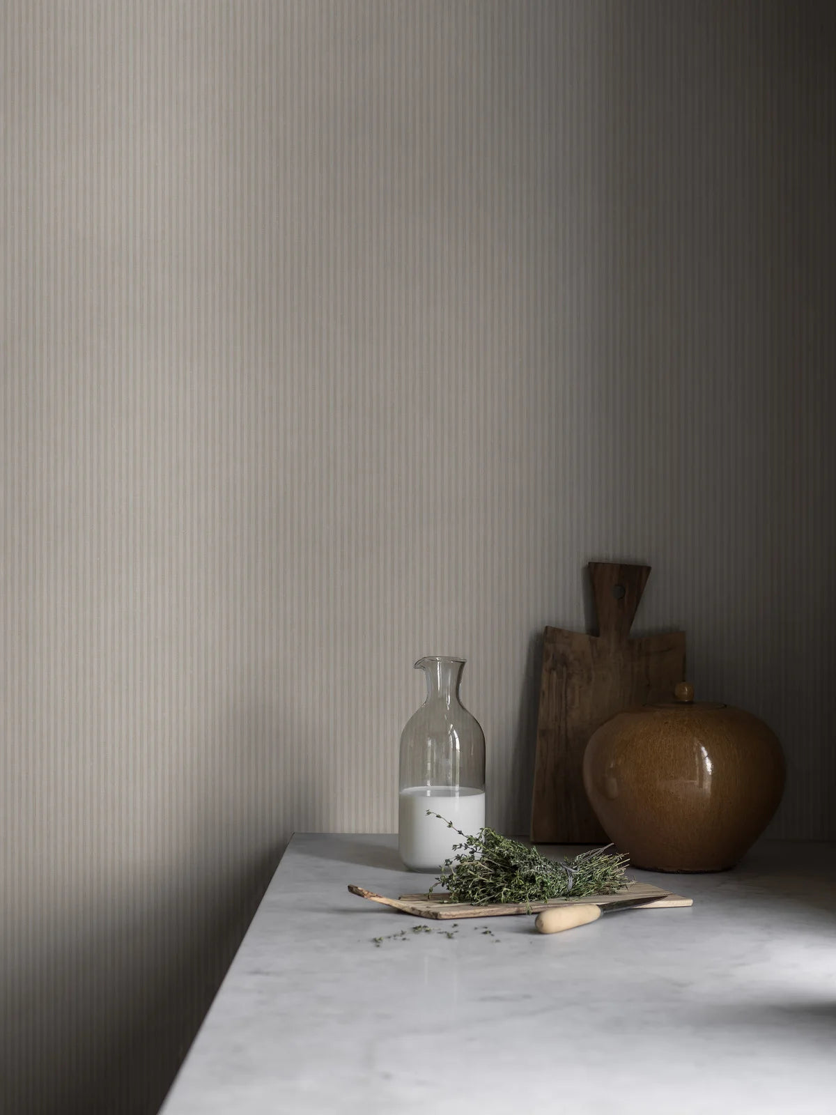 Tapeta strukturalna imitująca len w paski POLKA STRIPE szary z beżowym