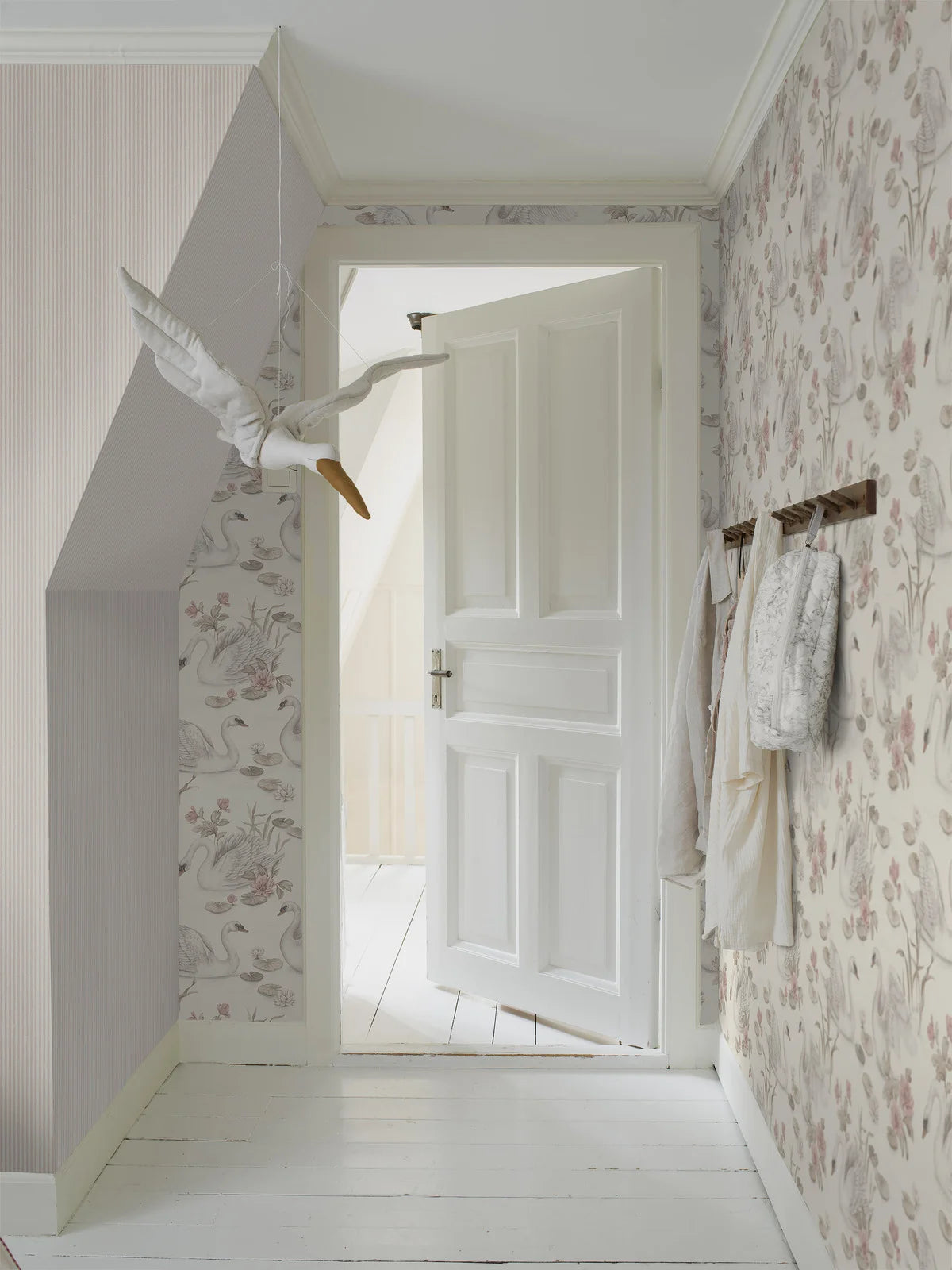 Tapeta strukturalna imitująca len w paski POLKA STRIPE różowy z beżowym