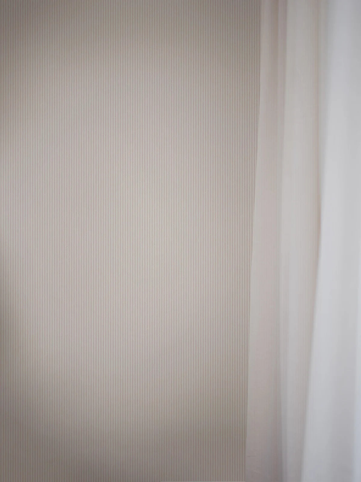 Tapeta strukturalna imitująca len w paski POLKA STRIPE różowy z beżowym