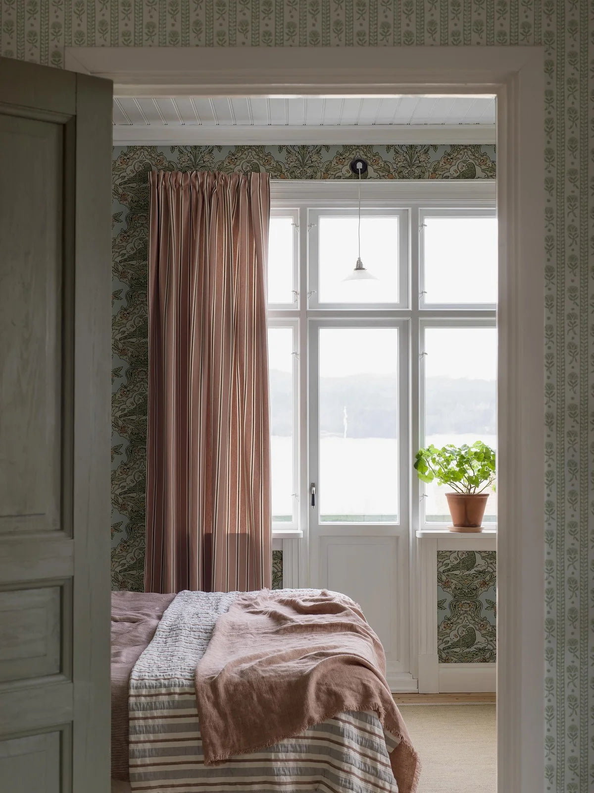 Vlies-Tapete mit pflanzlichem Muster SKENNINGE blau mit grün