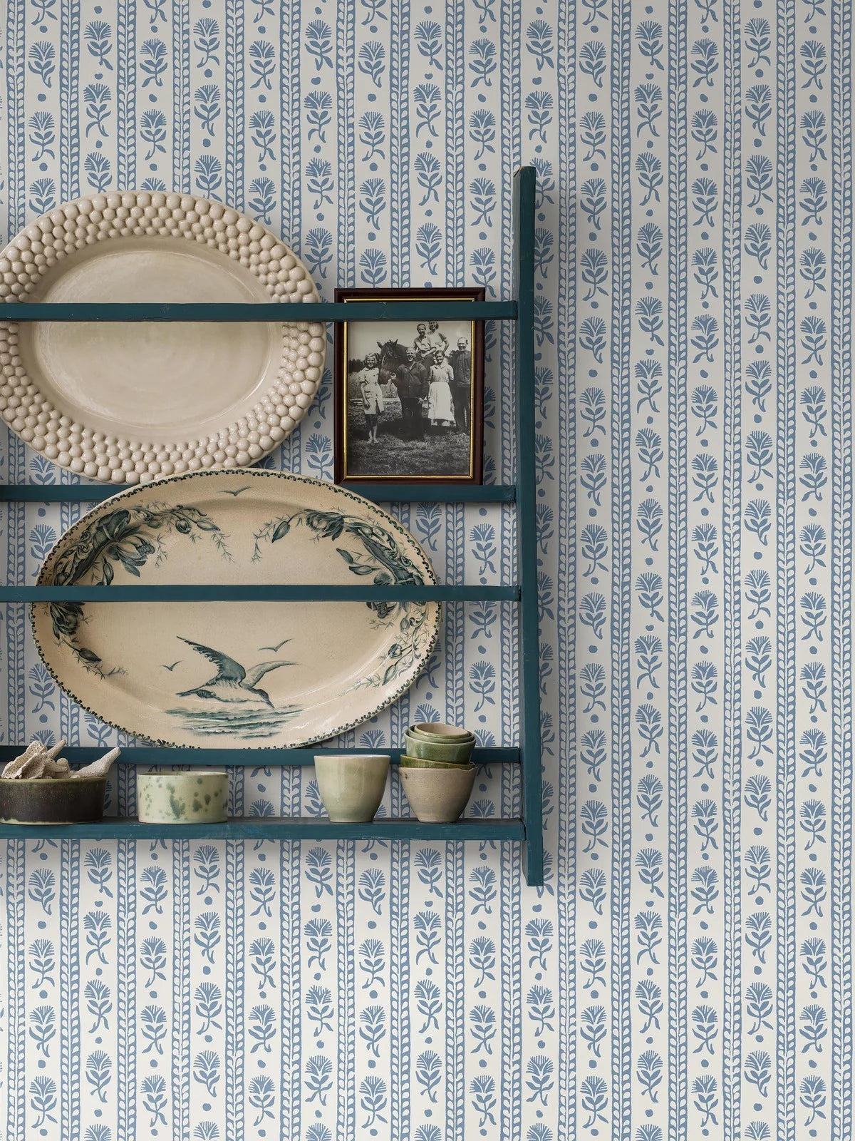 Non-woven paper wallpaper with a plant pattern NEJKILERAND blue with white