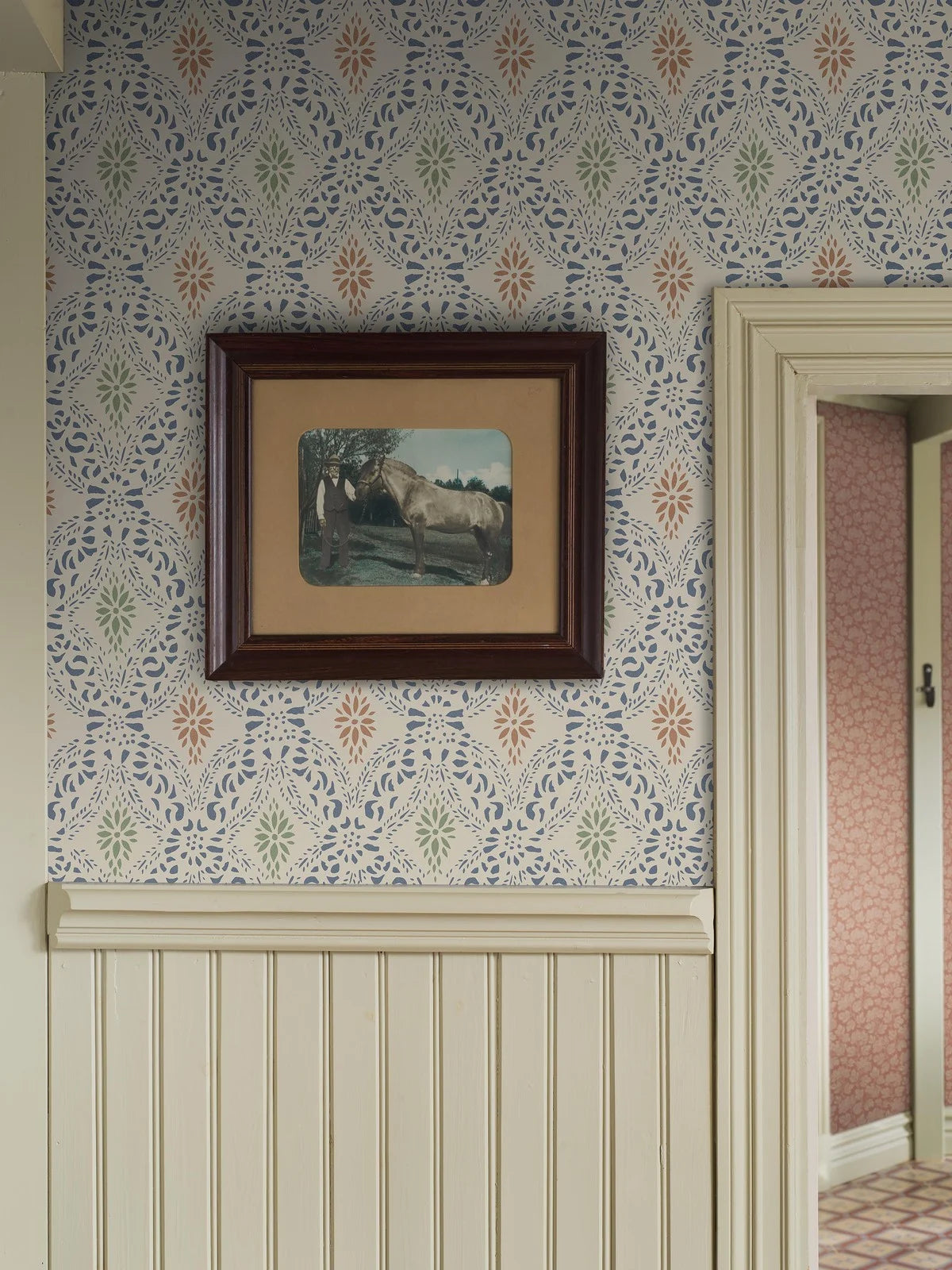 Tapeta flizelinowa papierowa z geometrycznym wzorem KVARNHOLMEN niebieski z piaskowym