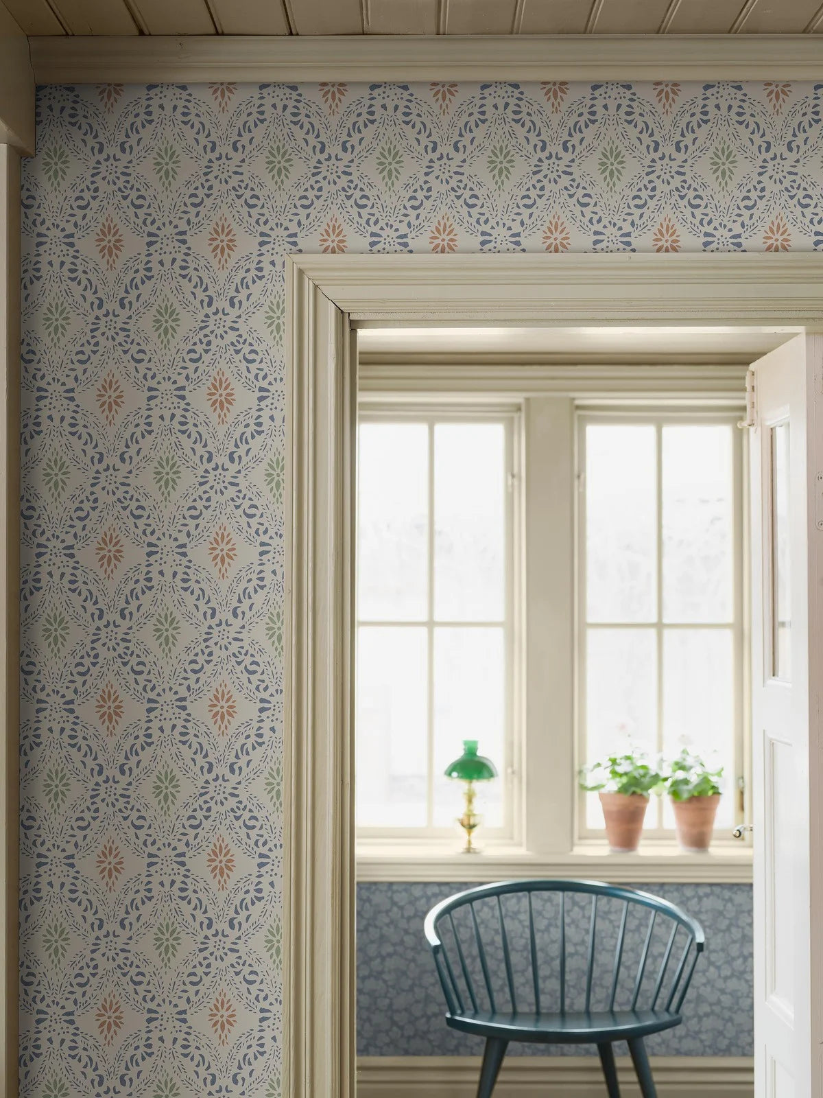 Tapeta flizelinowa papierowa z geometrycznym wzorem KVARNHOLMEN niebieski z piaskowym