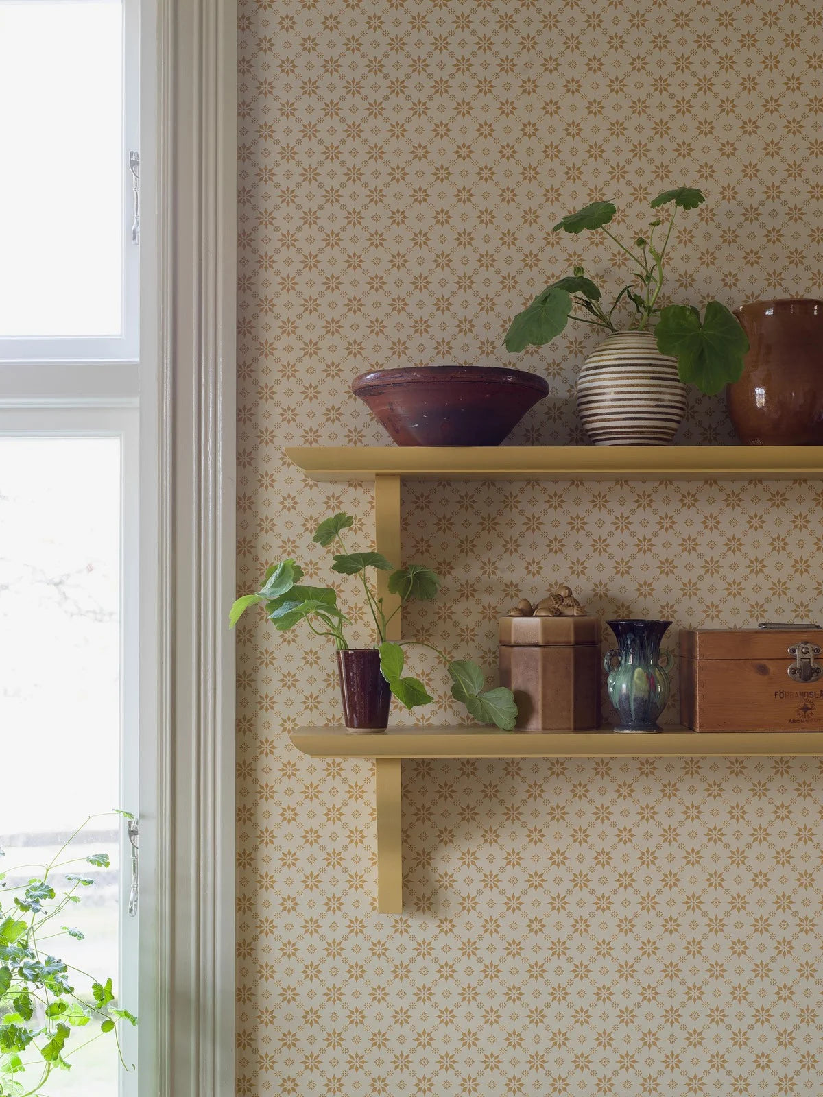 Tapeta flizelinowa papierowa z geometrycznym wzorem STELLA jasnobeżowy z żółtym