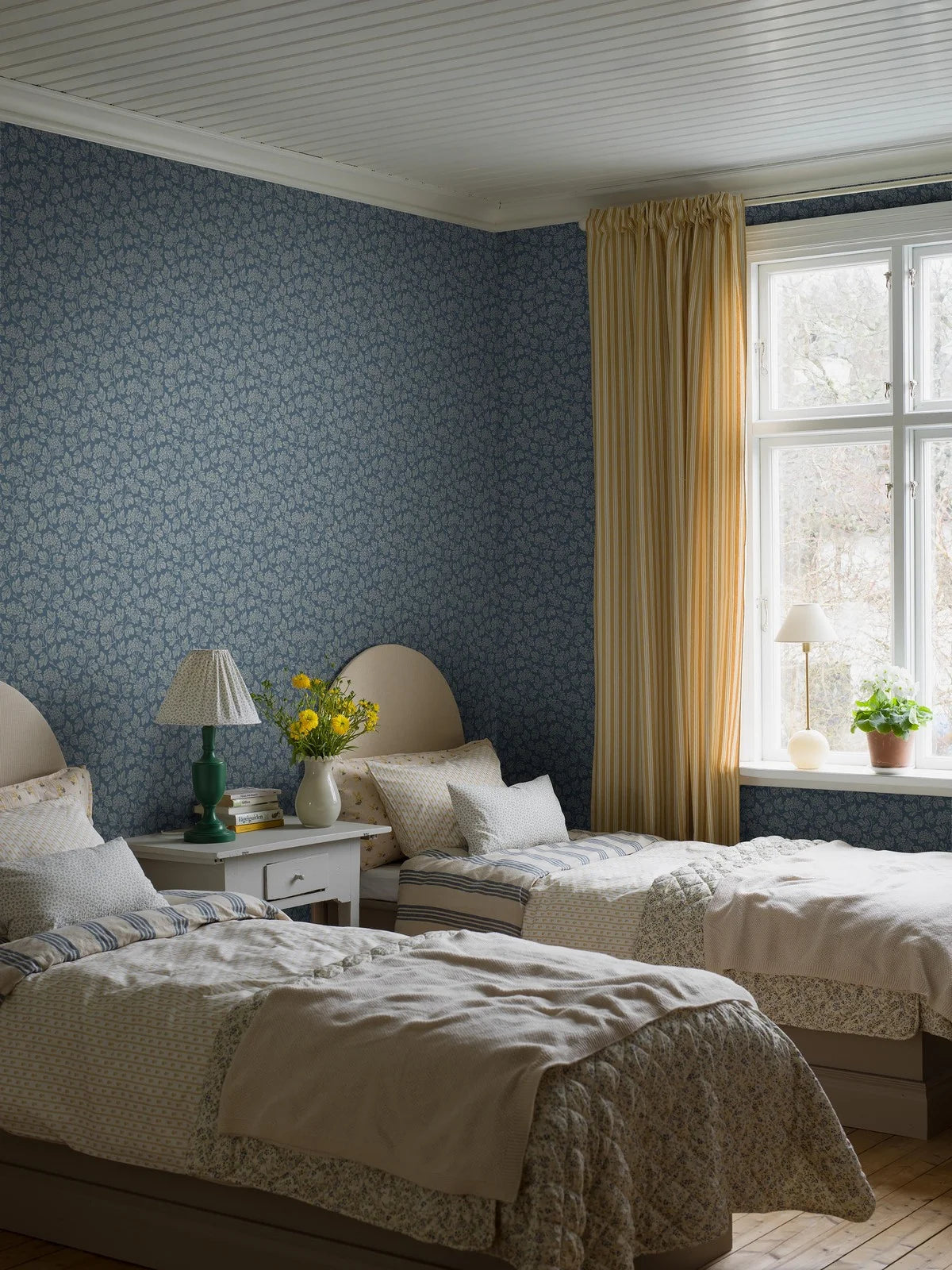 Tapeta flizelinowa papierowa z roślinnym wzorem HAGTORN niebieski