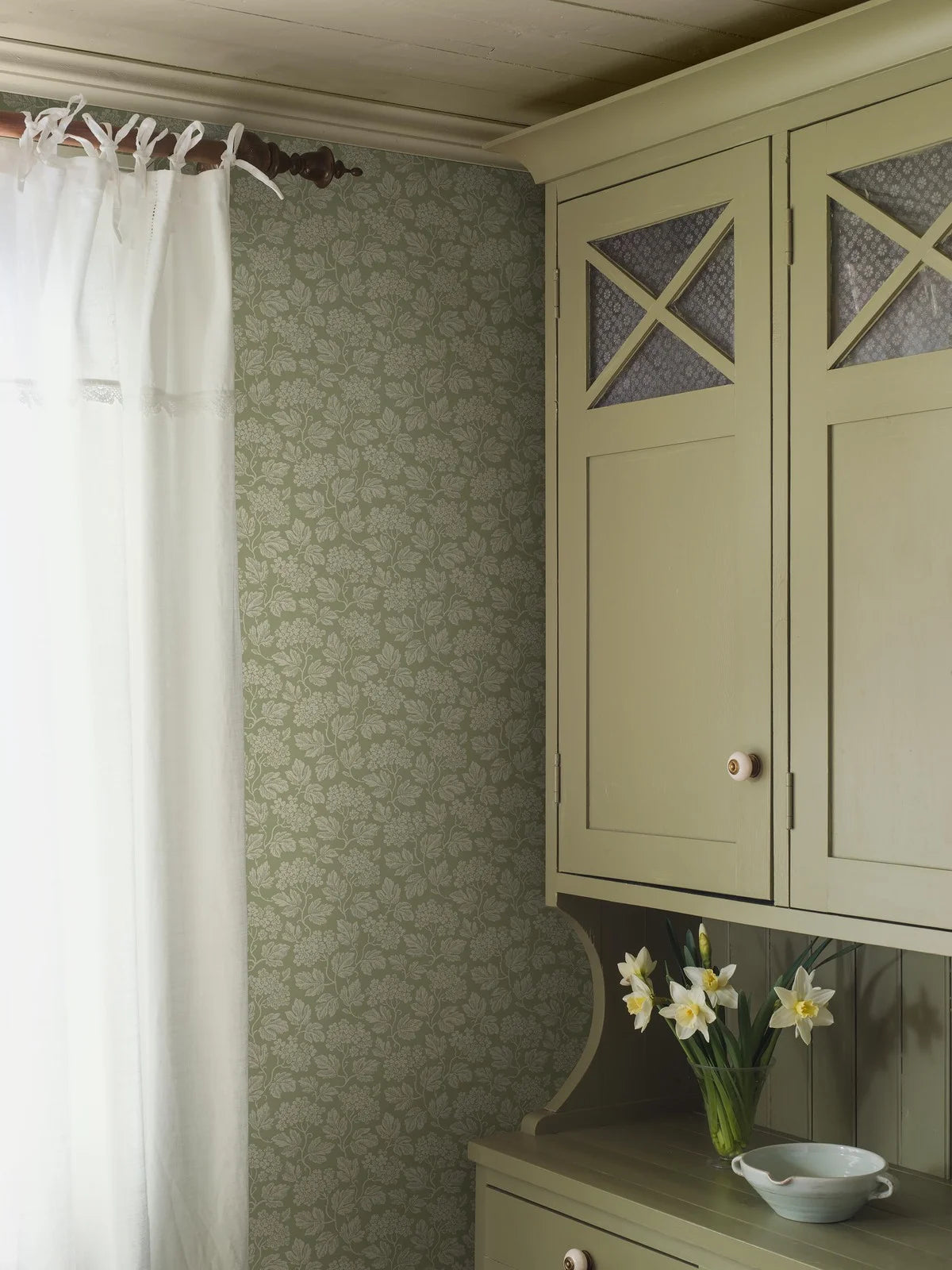 Non-woven paper wallpaper with a botanical pattern HAGTORN green
