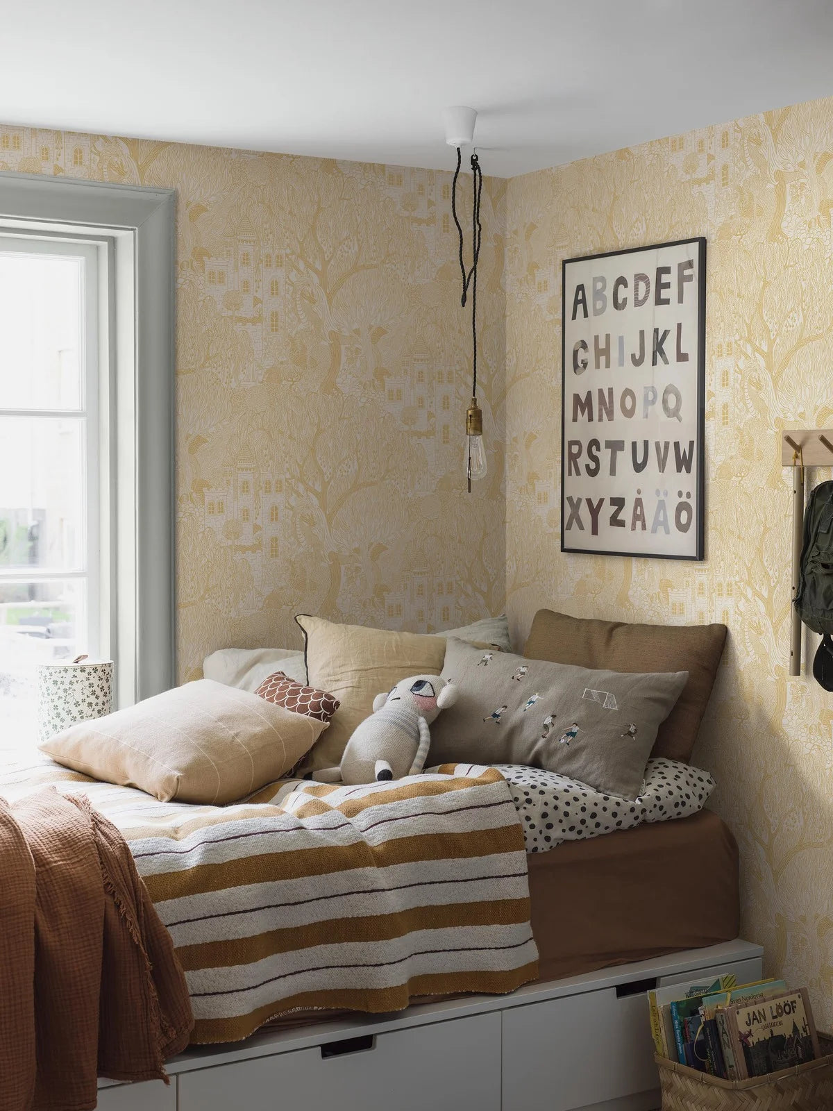 Tapeta dziecięca z motywem baśni KINGDOM OF THE WILLOW żółty