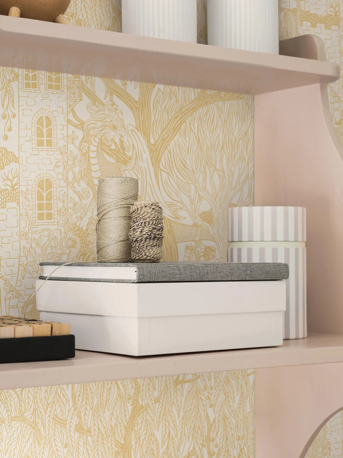 Tapeta dziecięca z motywem baśni KINGDOM OF THE WILLOW żółty