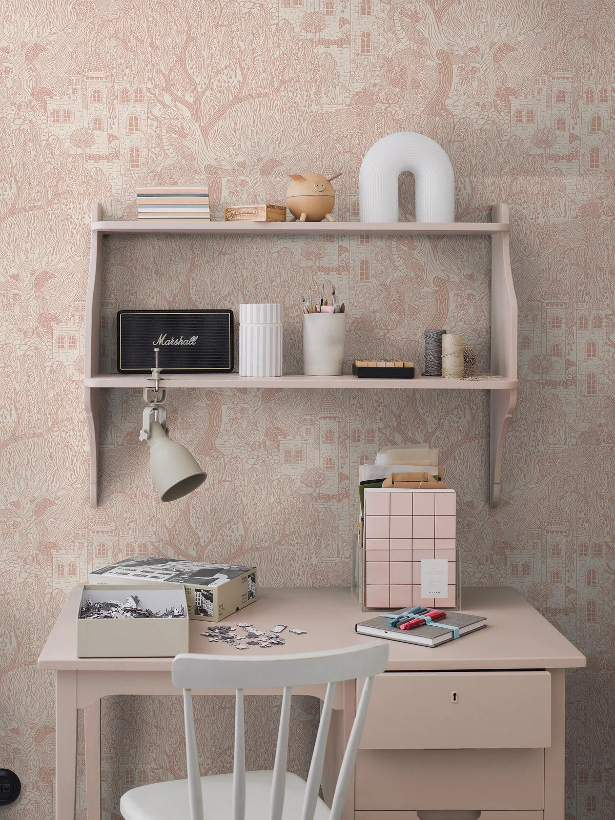 Tapeta dziecięca z motywem baśni KINGDOM OF THE WILLOW różowy