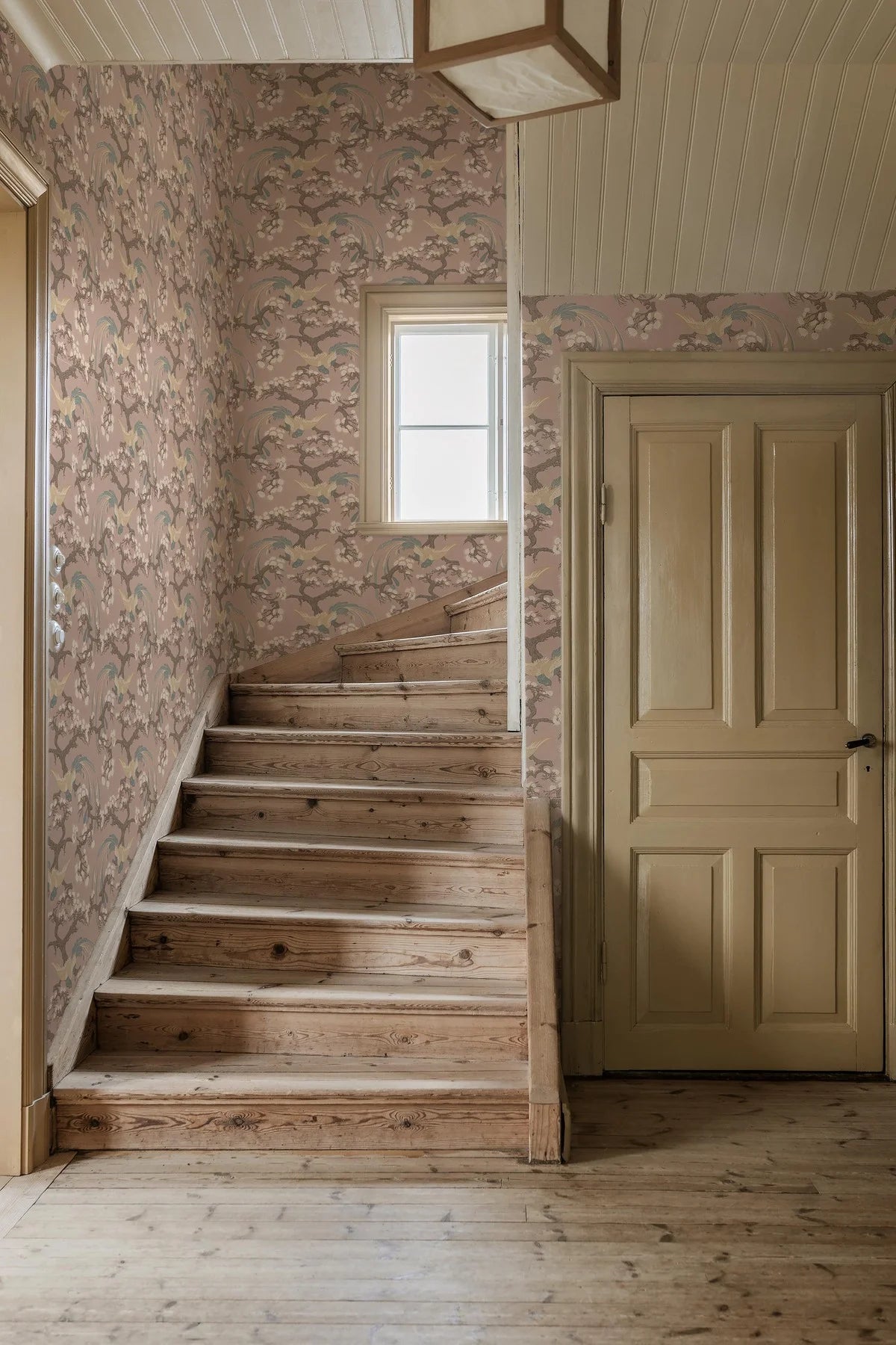 Tapeta z motywem roślinnym i zwierzęcym FENIX różowy