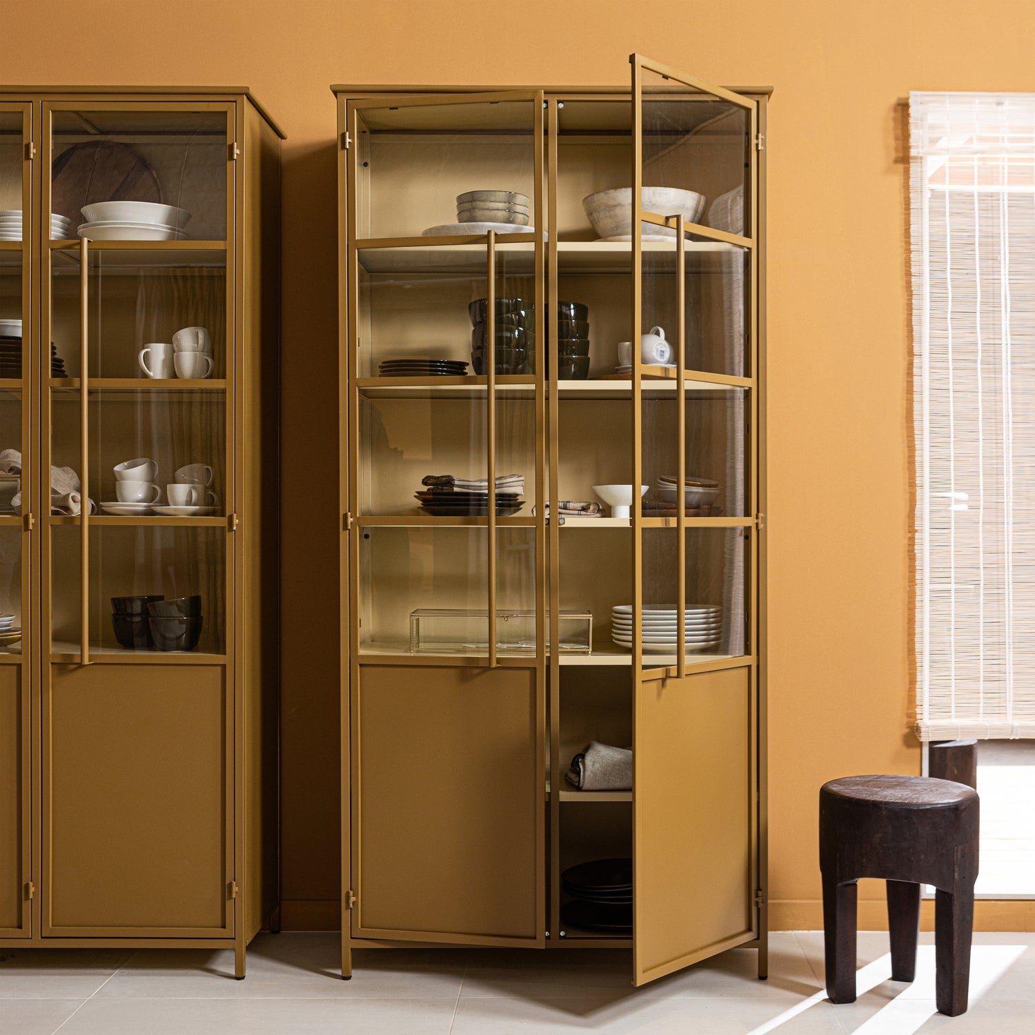 Vitrine mit 2 Türen EXHIBIT honigfarben