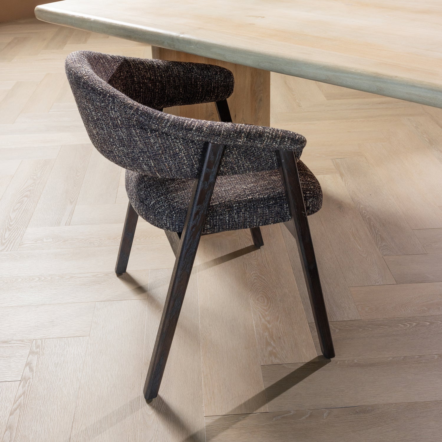 Krzesło z podłokietnikami TUNAR ciemnobrązowy z ciemnobrązową drewnianą podstawą